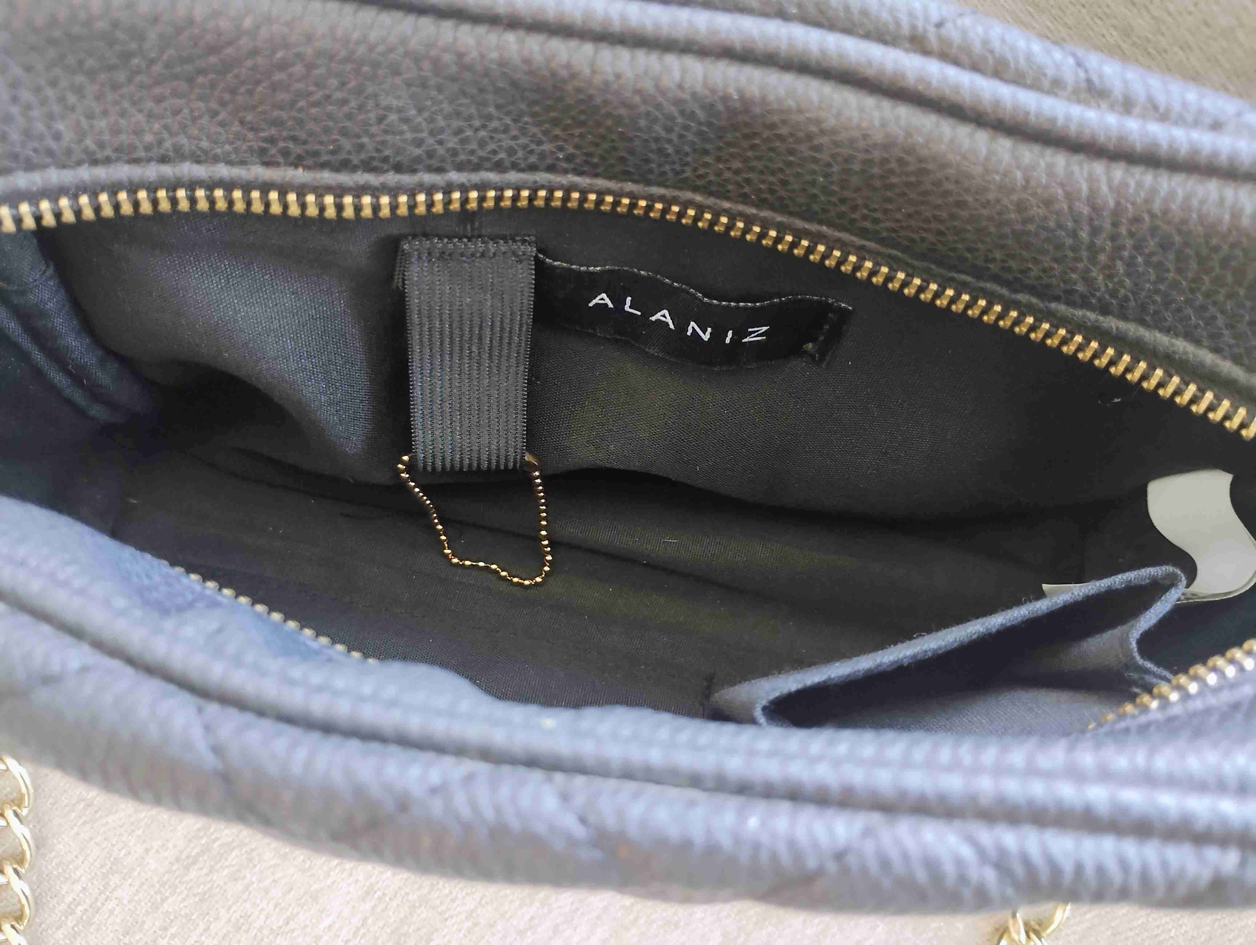 Cartera negra con cadena dorada - miniatura 2