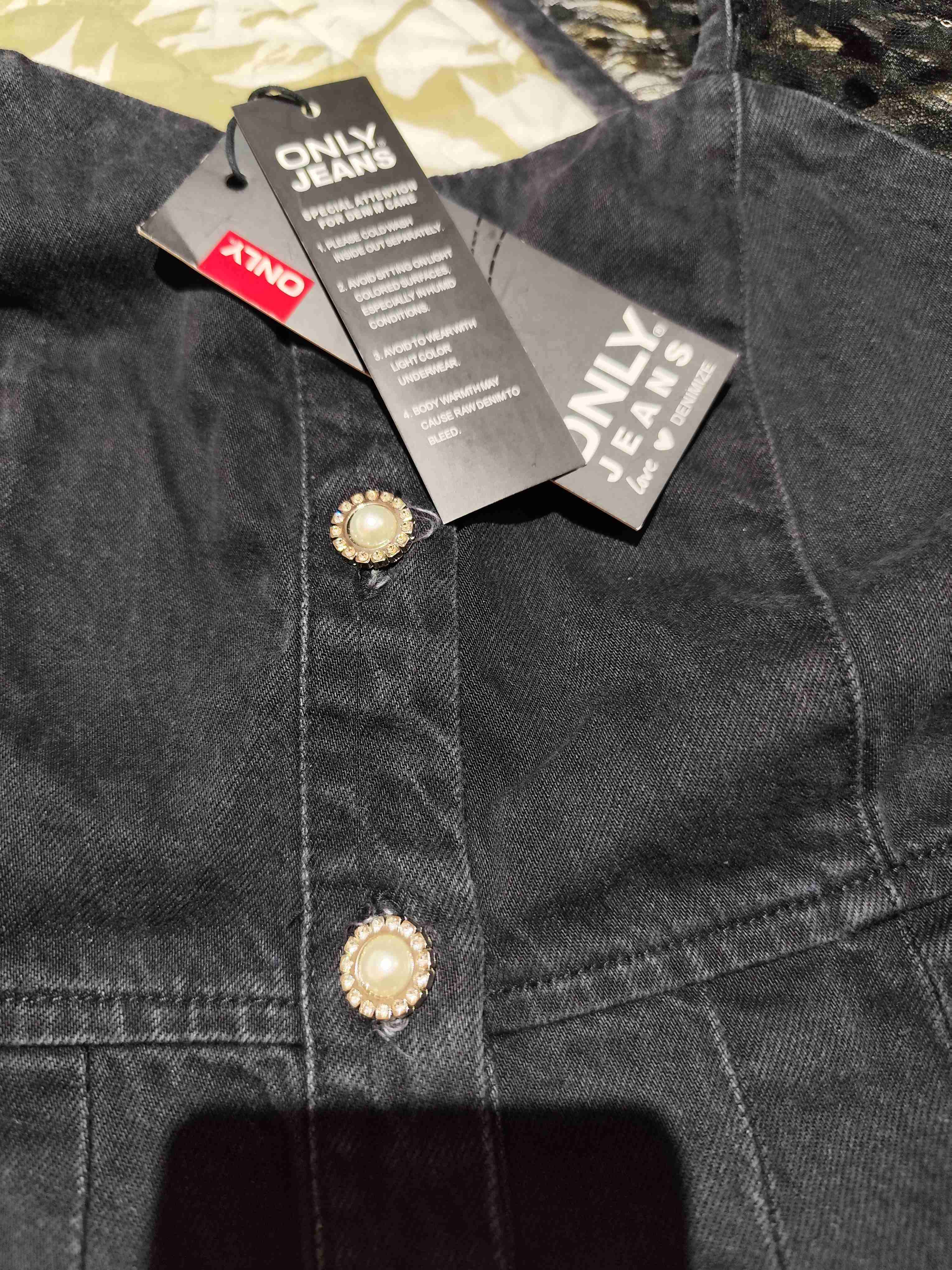 Vestido negro con mangas de encaje - miniatura 3