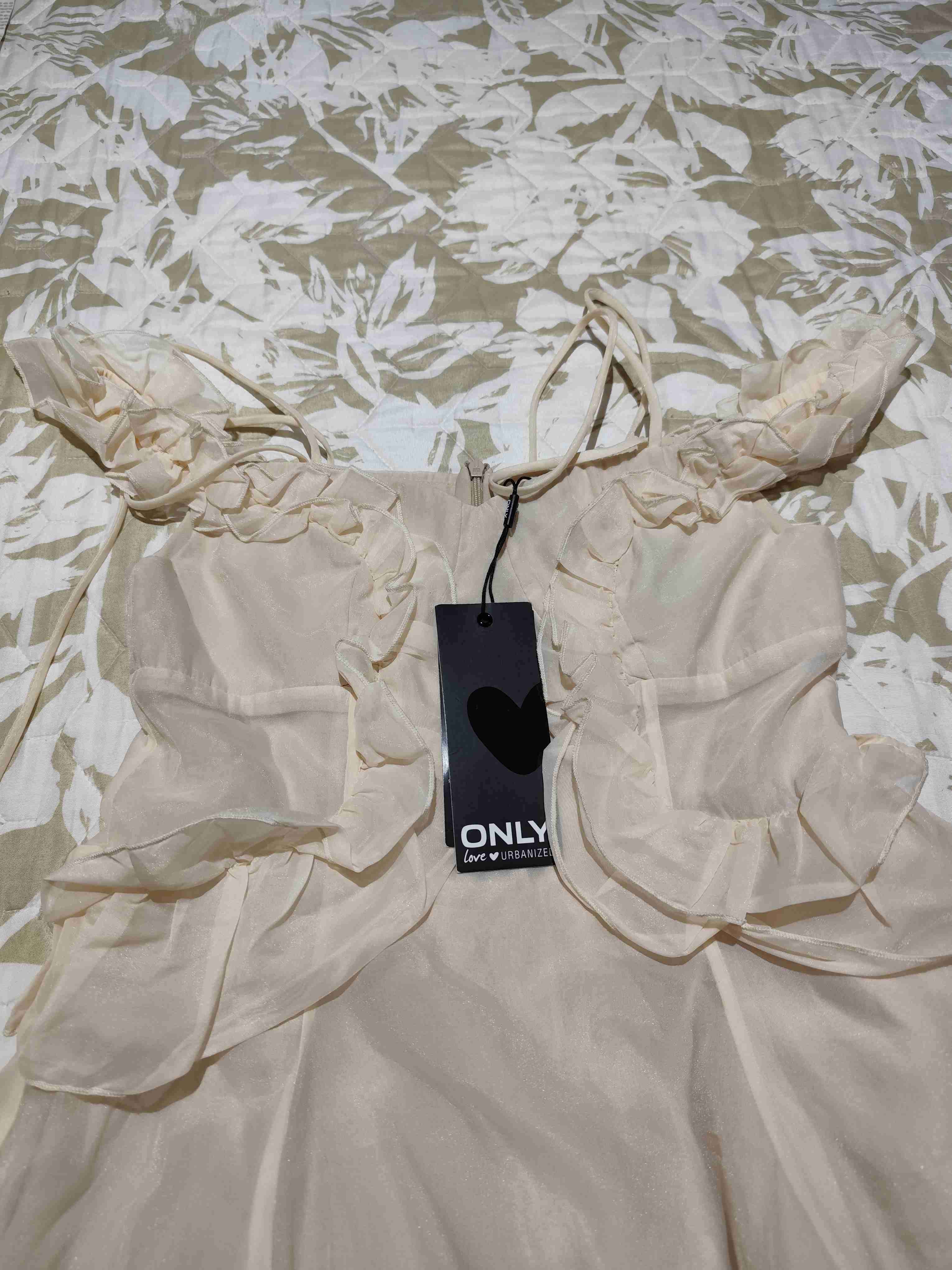 Vestido beige con hombros descubiertos - miniatura 2