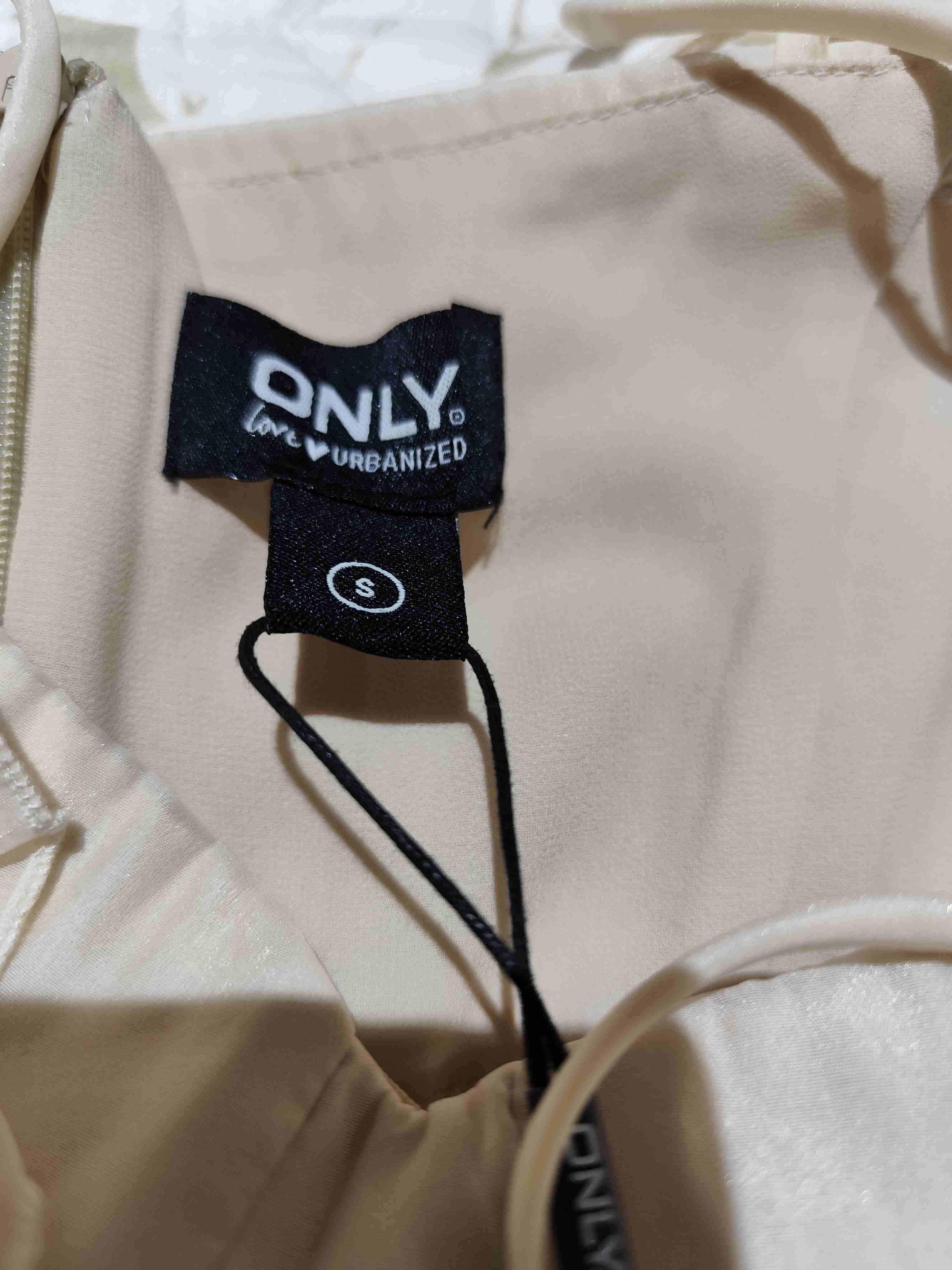 Vestido beige con hombros descubiertos - miniatura 3