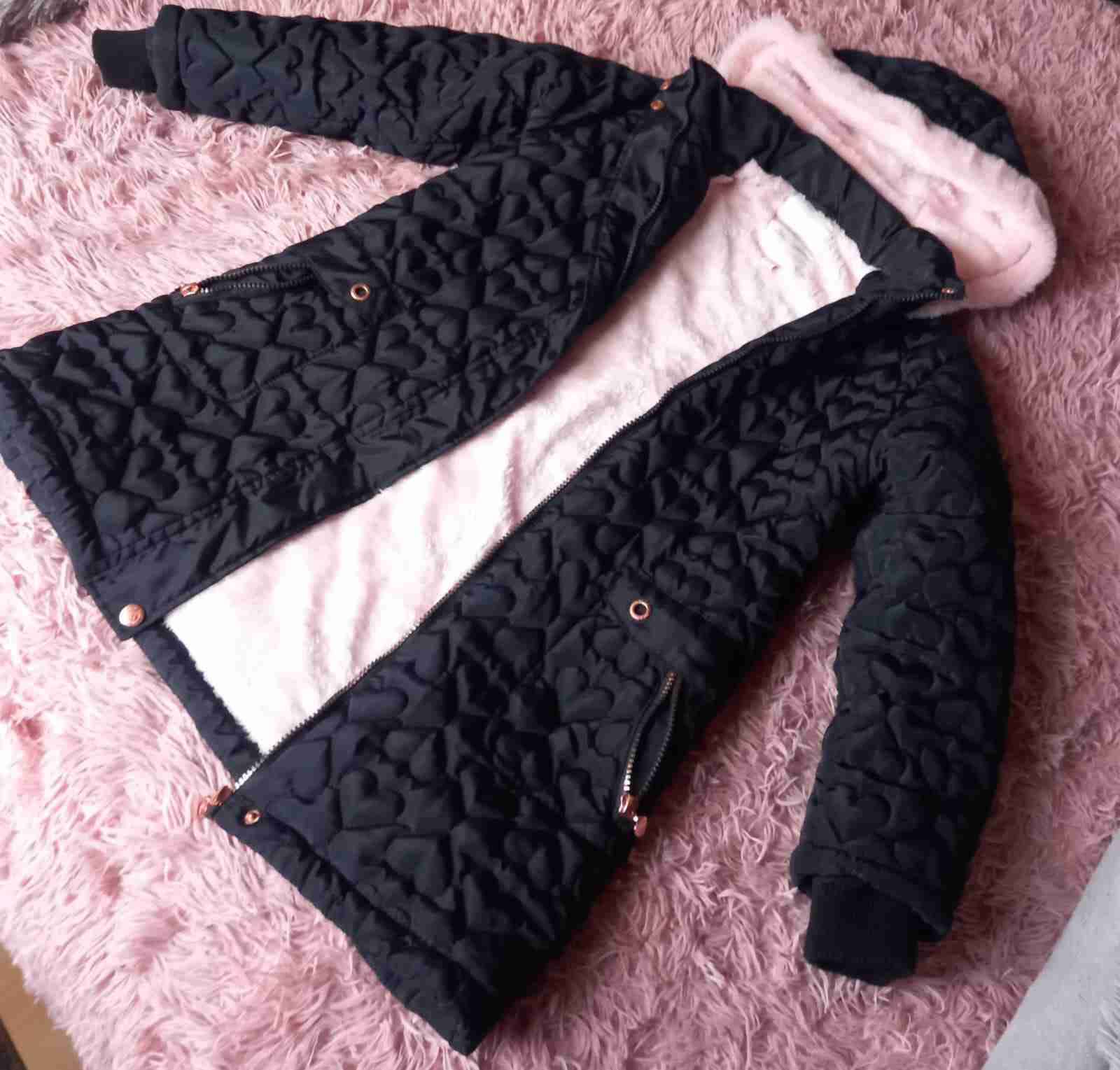 Abrigo acolchado negro con capucha niña