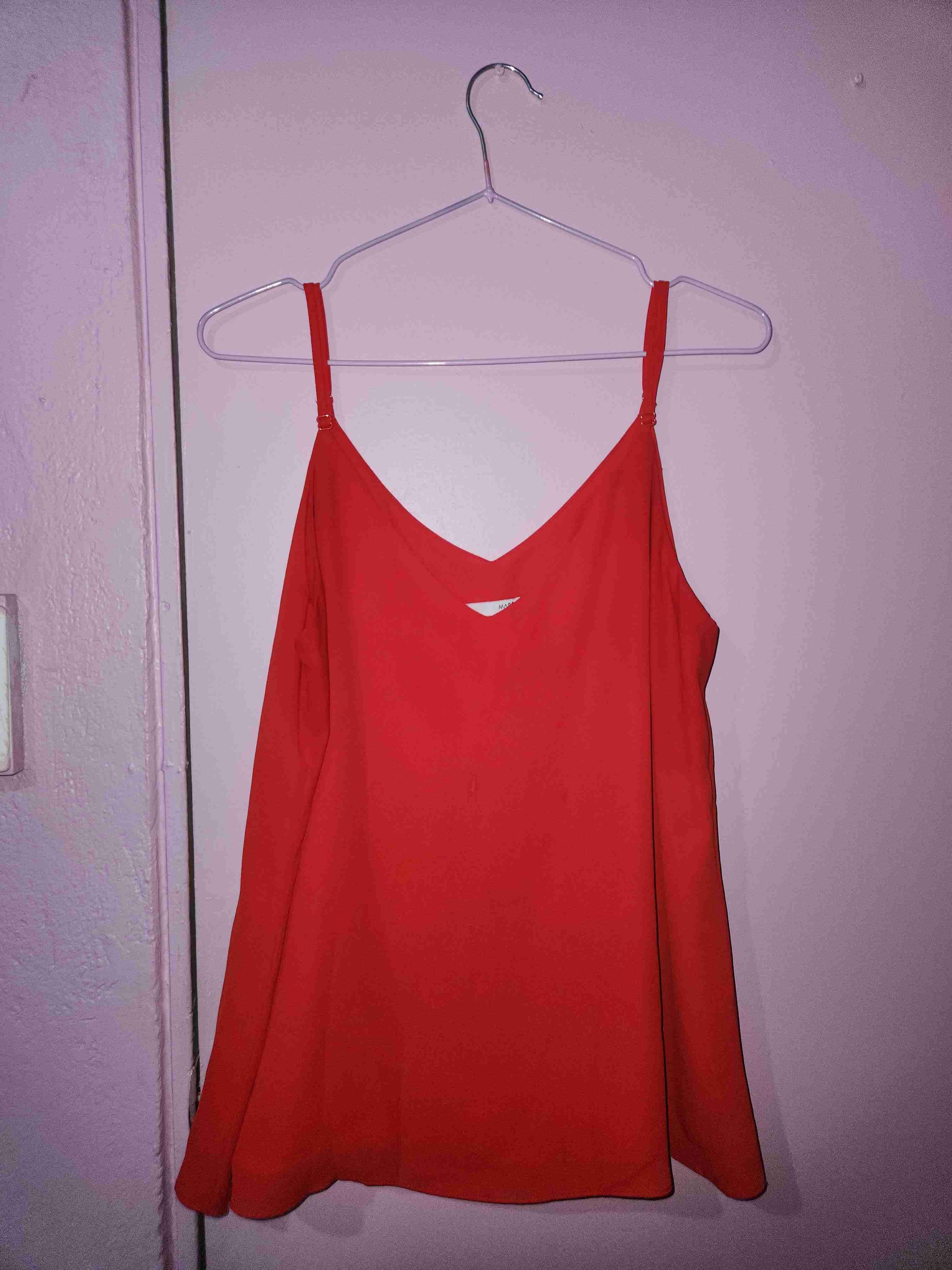 Blusa roja sin mangas