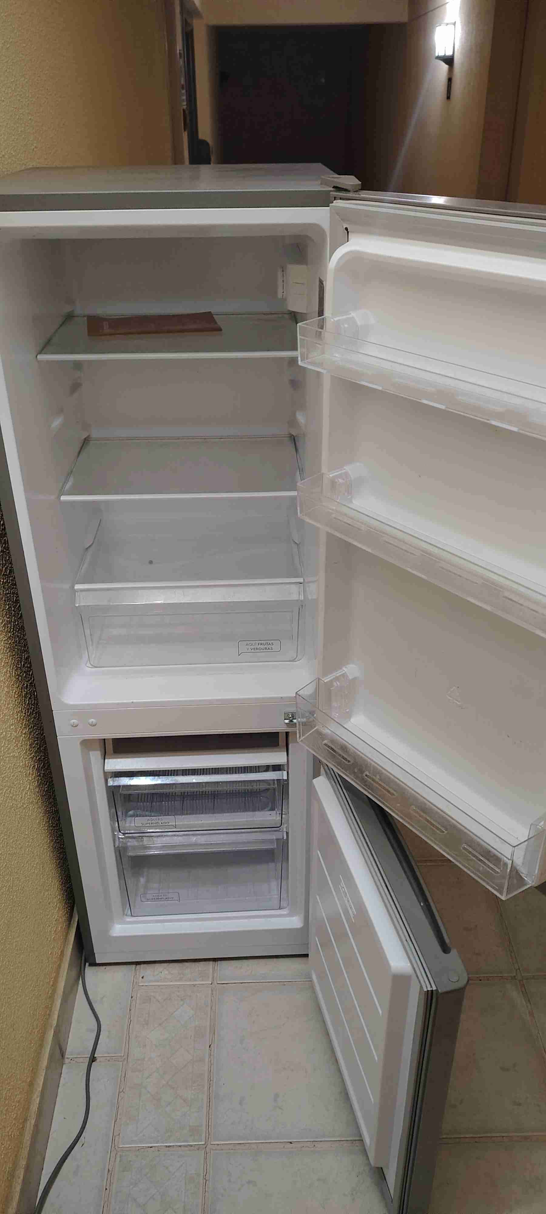 Refrigerador Mademsa color gris - miniatura 2