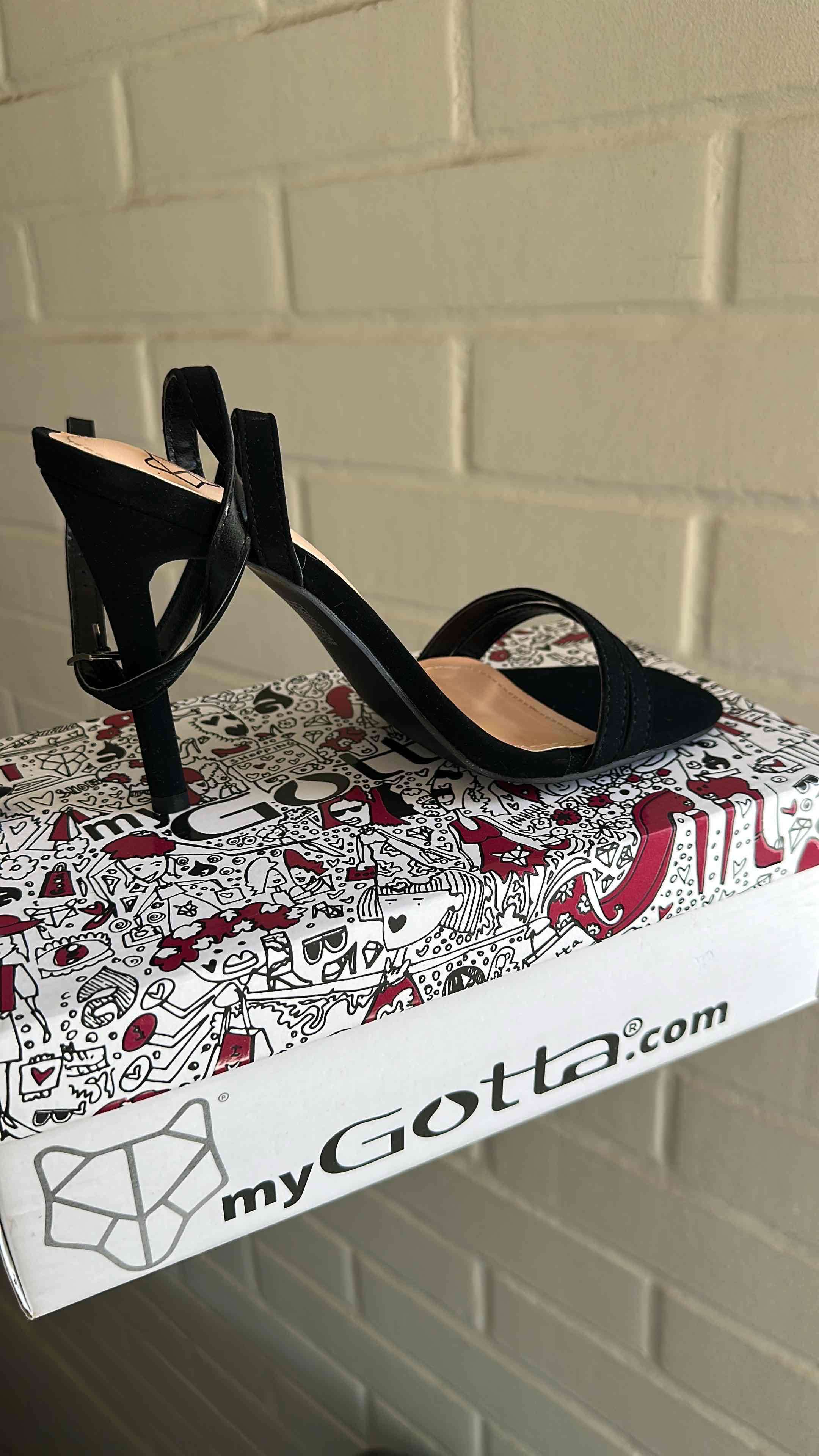 Sandalias negras de tacón - miniatura 2