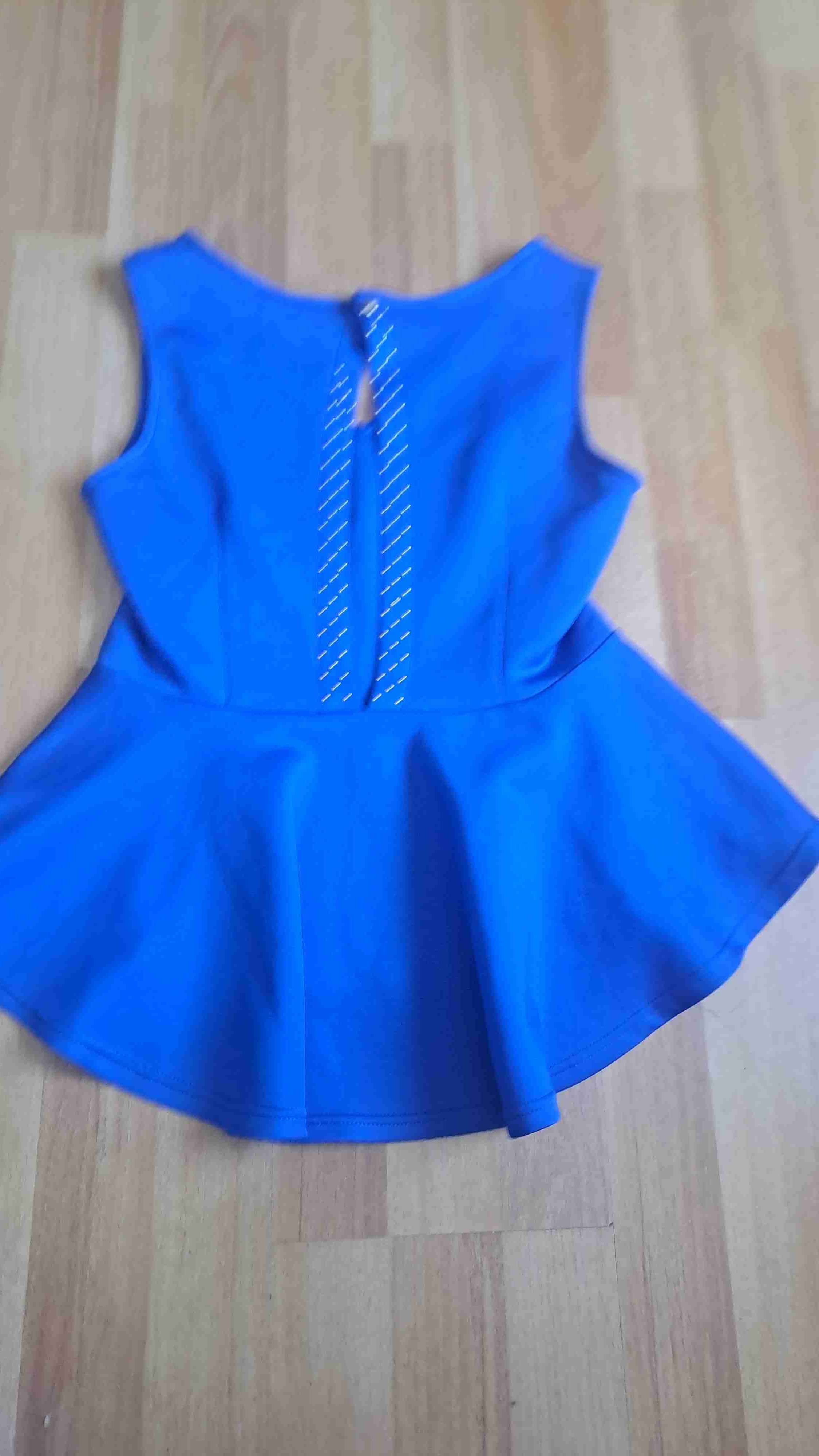 Blusa azul con diseño moderno - miniatura 1