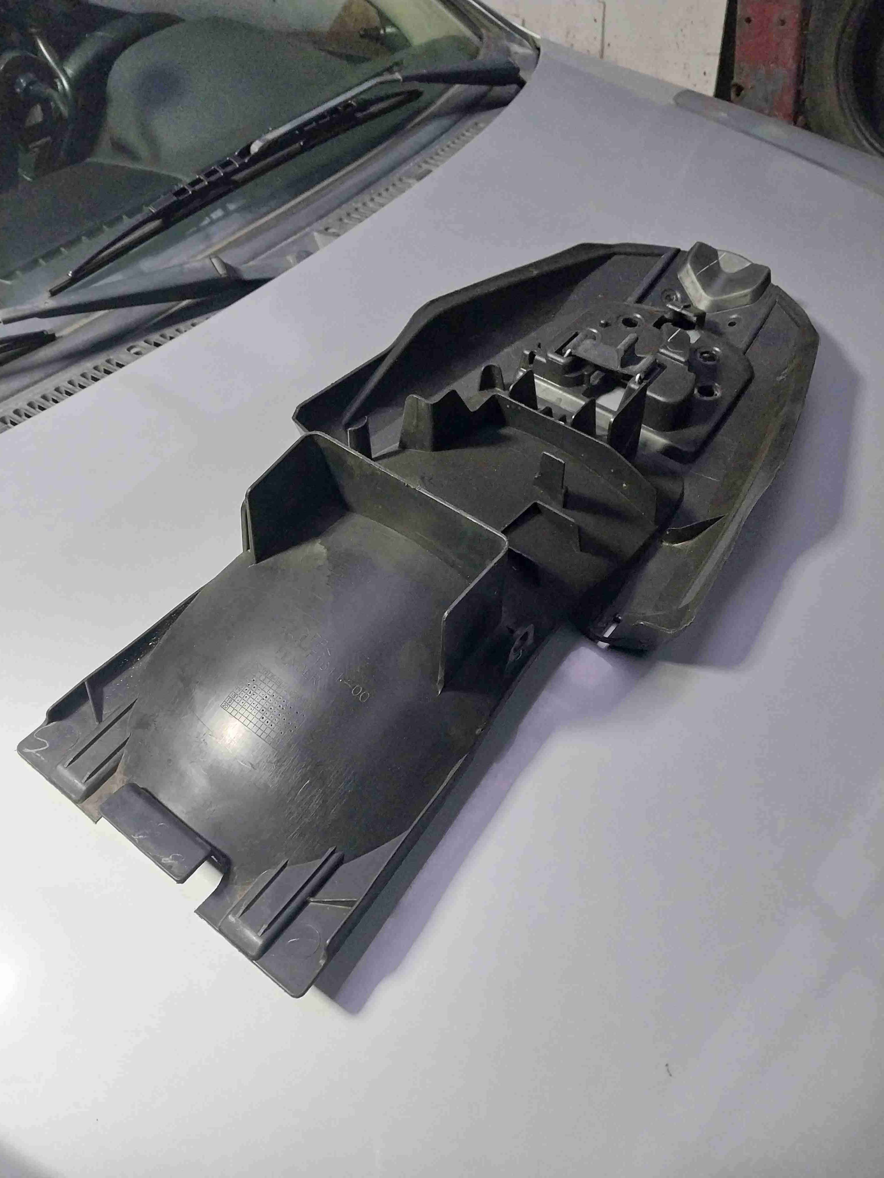 Tapabarro y cola porta patente - miniatura 1