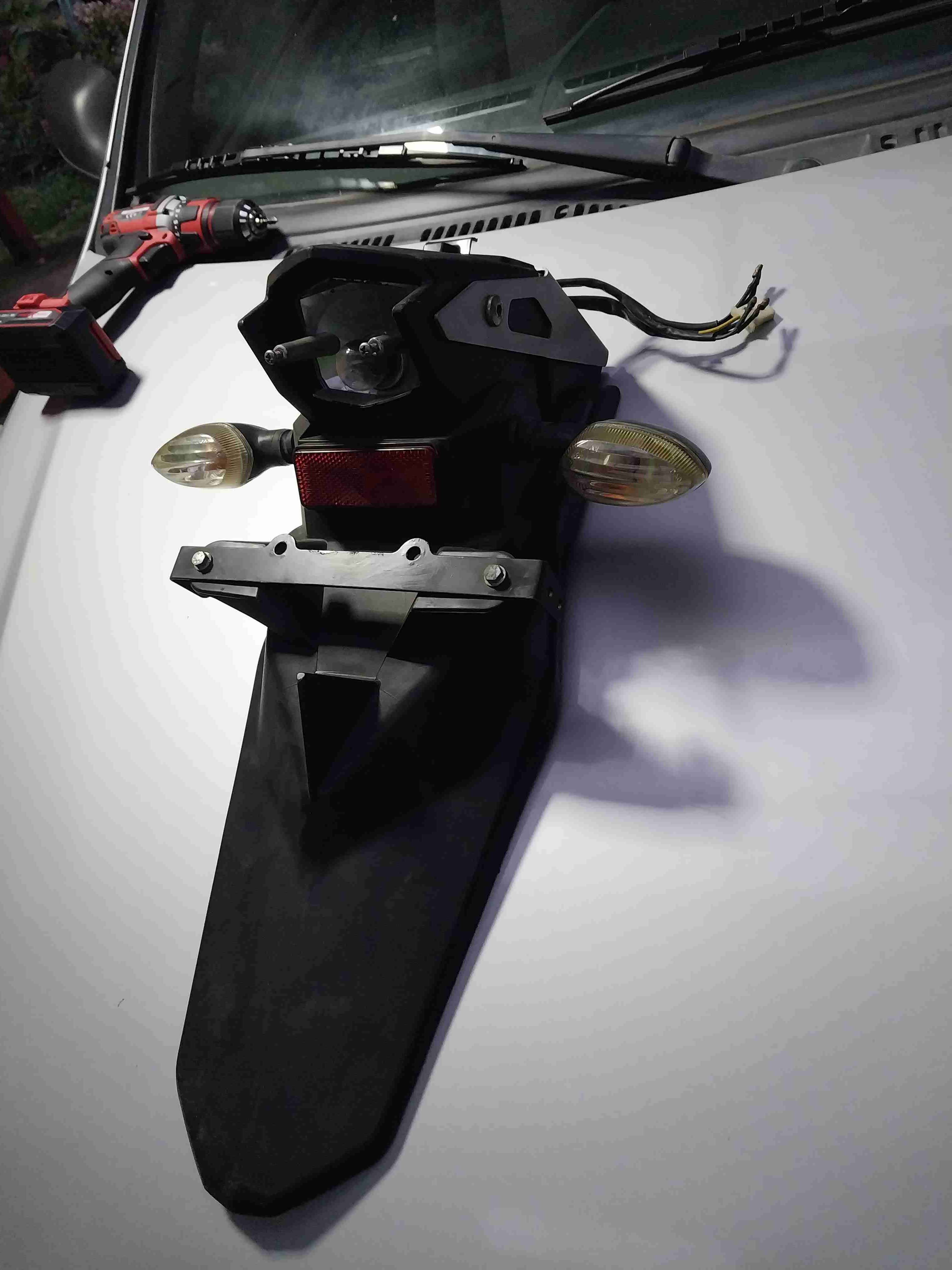 Tapabarro y cola porta patente - miniatura 2