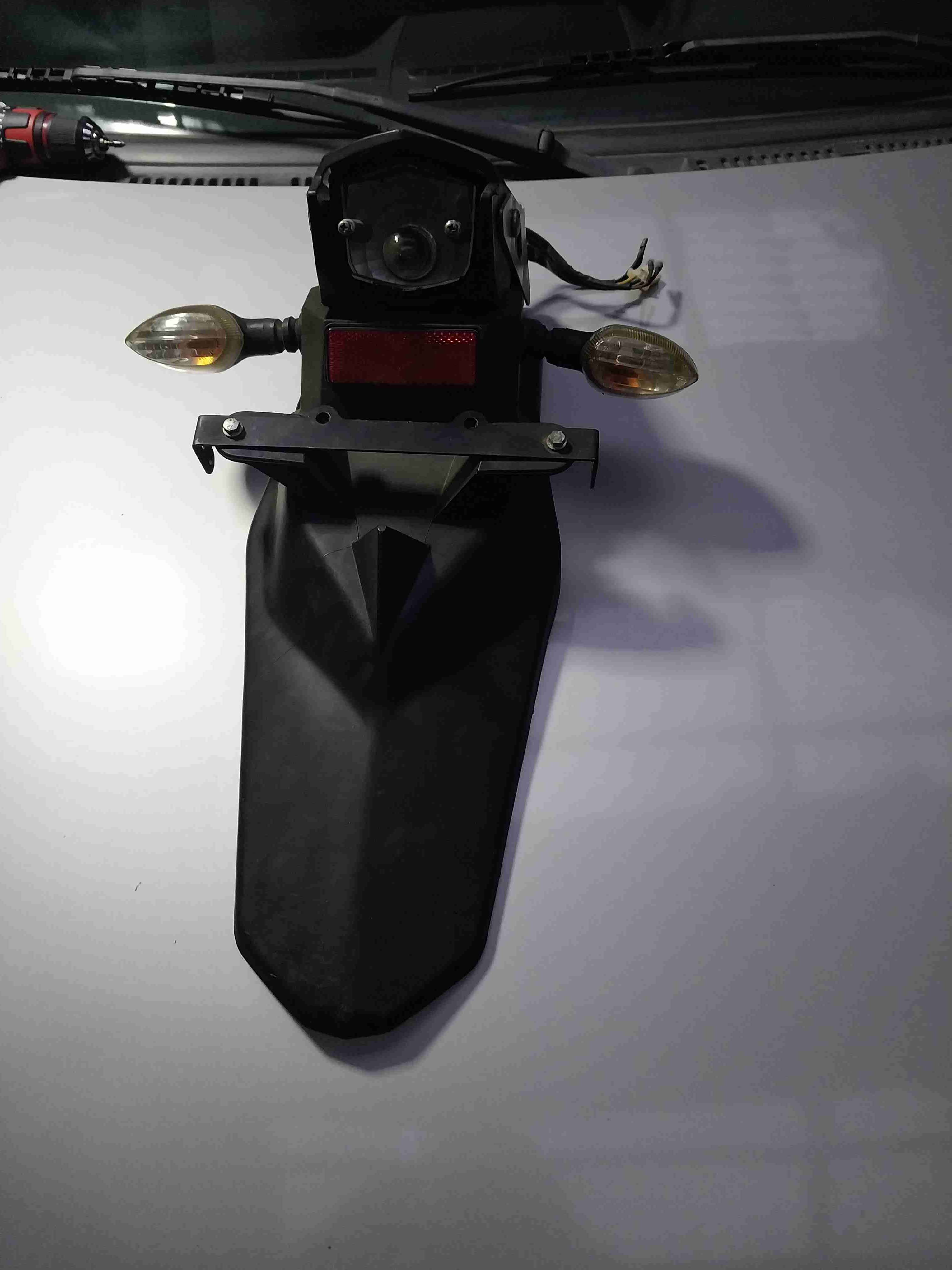 Tapabarro y cola porta patente - miniatura 3