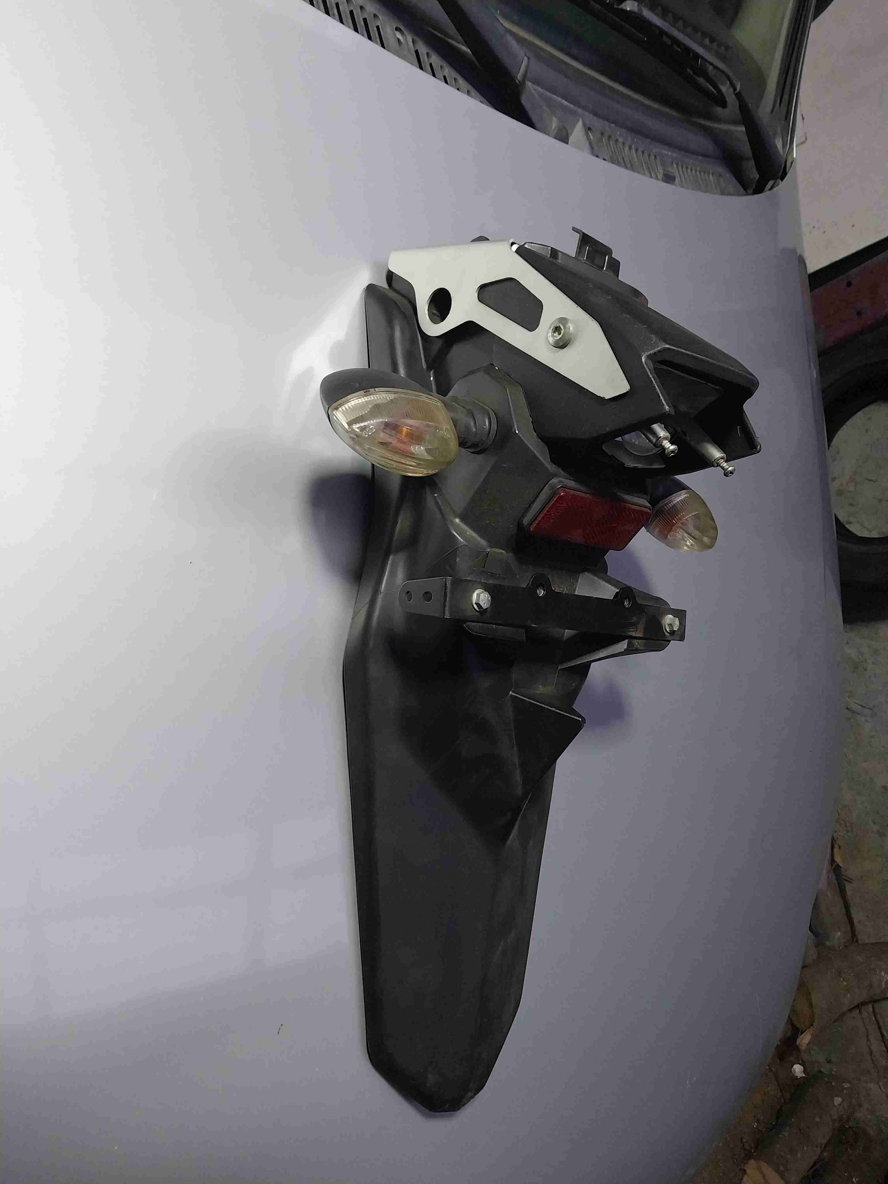 Tapabarro y cola porta patente - miniatura 4