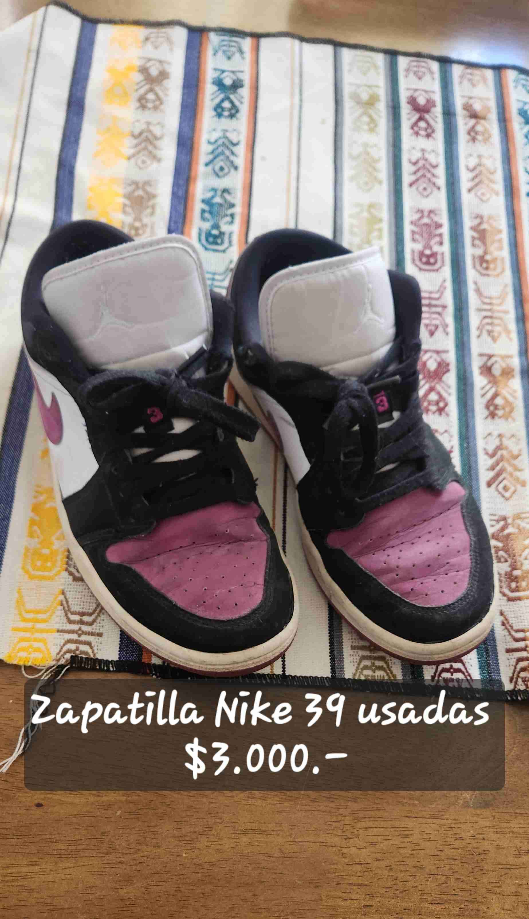 Zapatillas Nike negras y moradas - miniatura 1