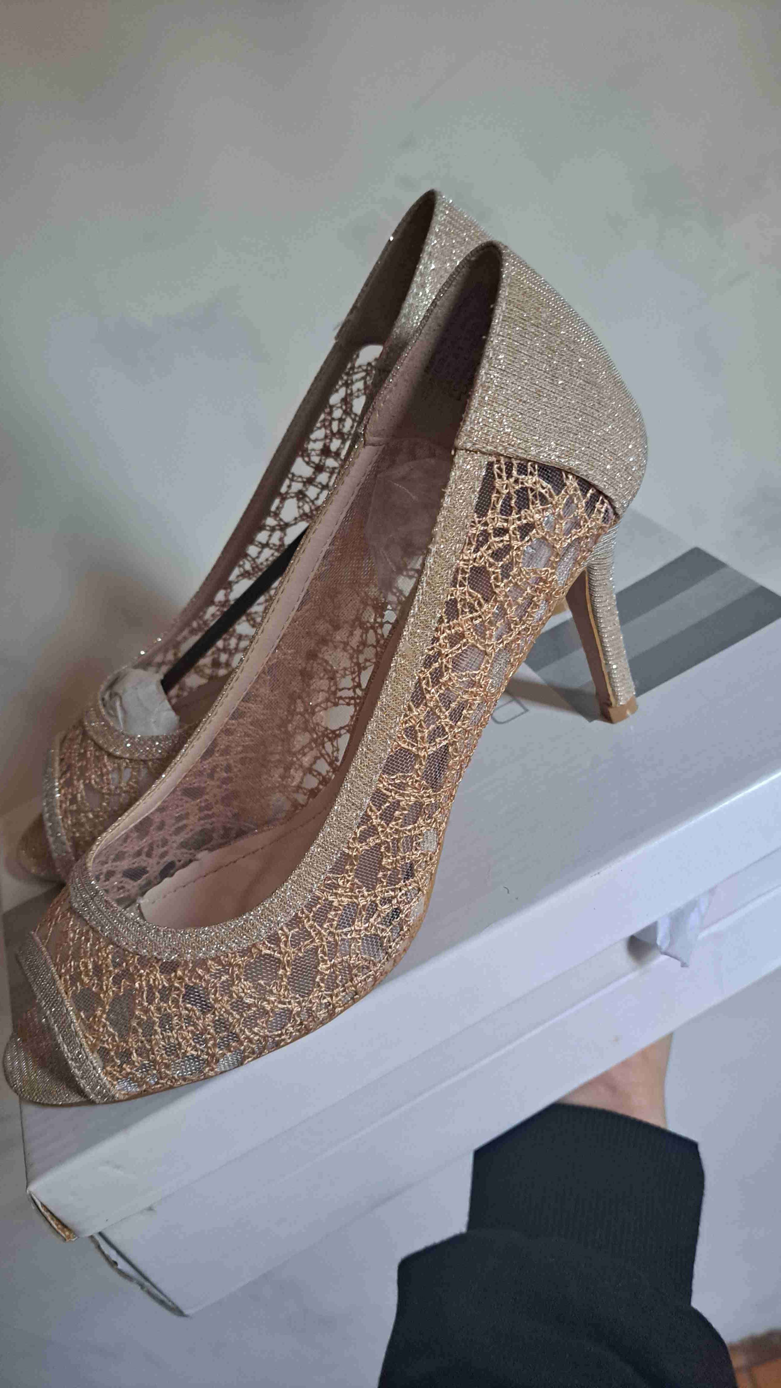 Zapatos de tacón dorados brillantes - miniatura 1