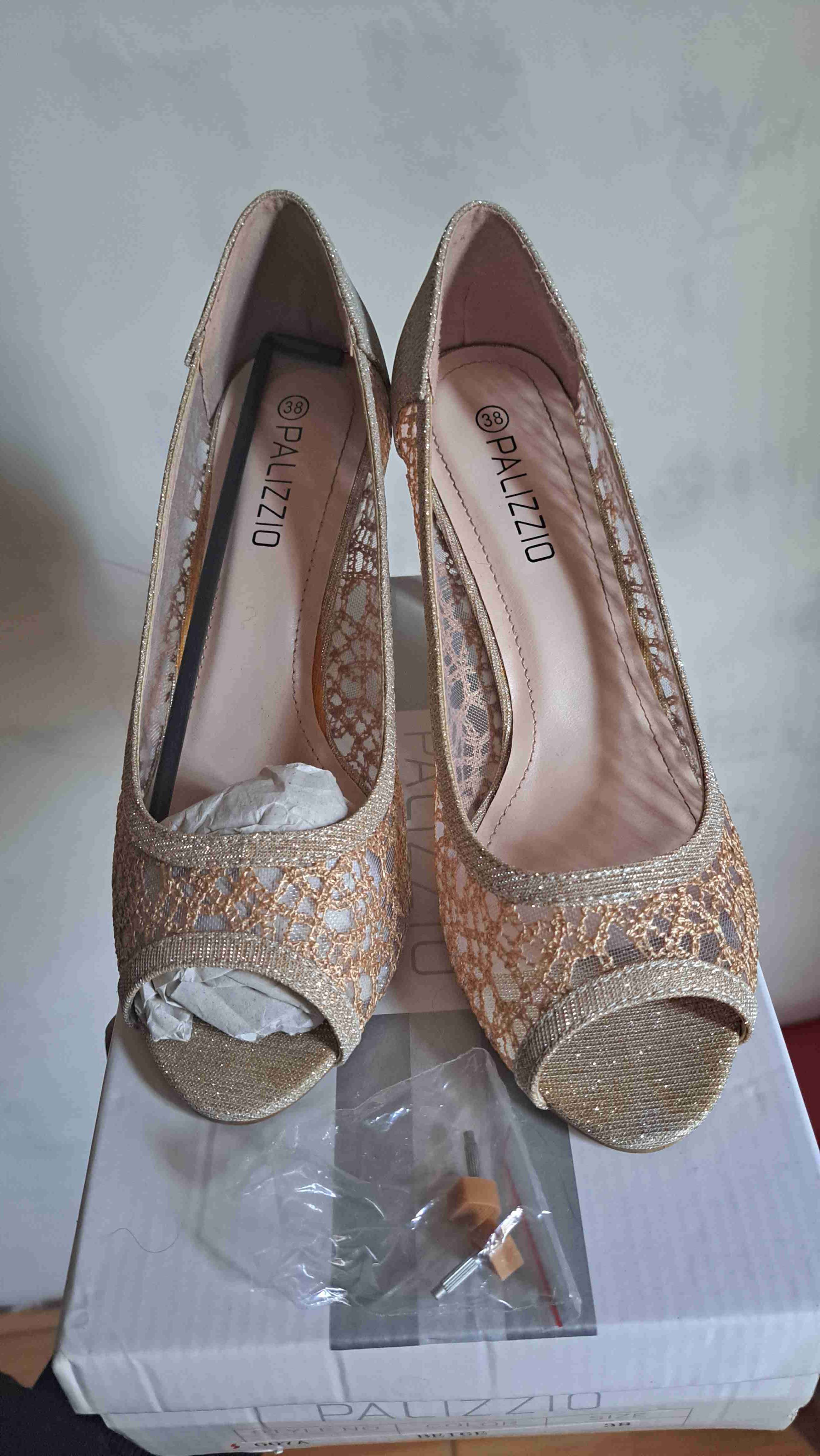 Zapatos de tacón dorados brillantes - miniatura 2