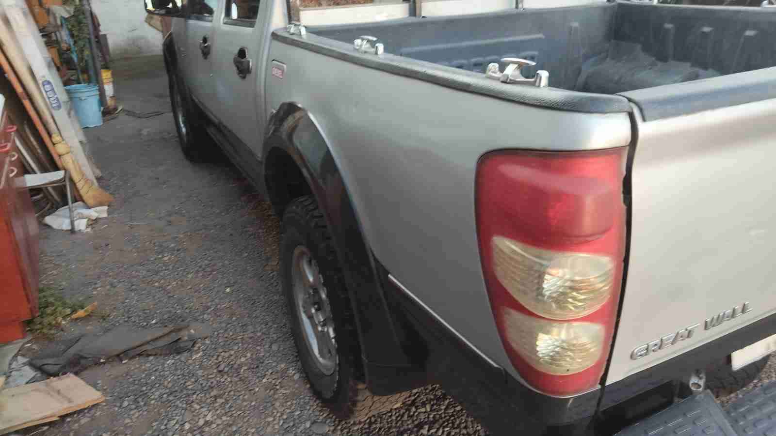 Camioneta plateada usada - miniatura 3