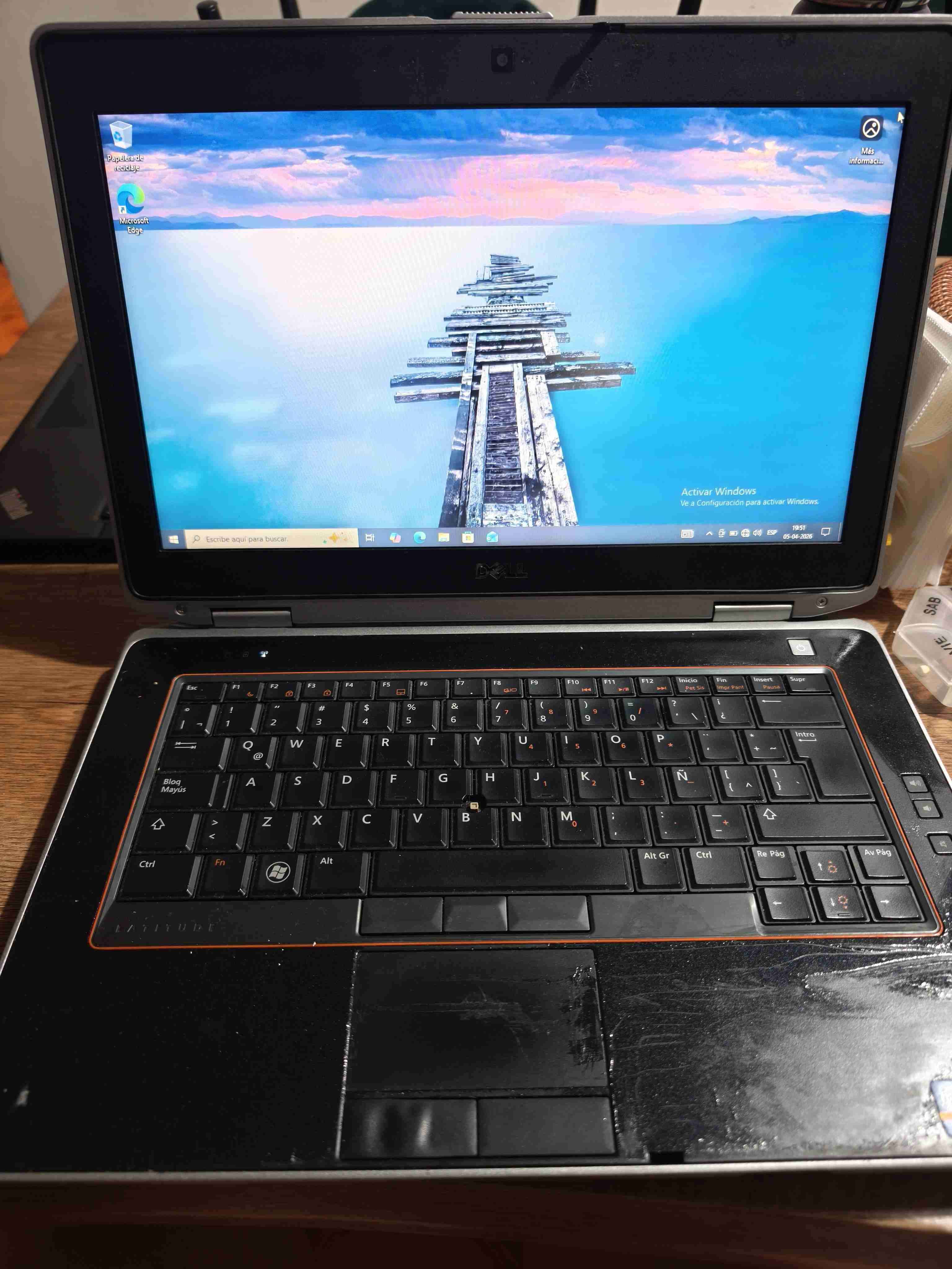 Laptop Dell Latitude usada - miniatura 1