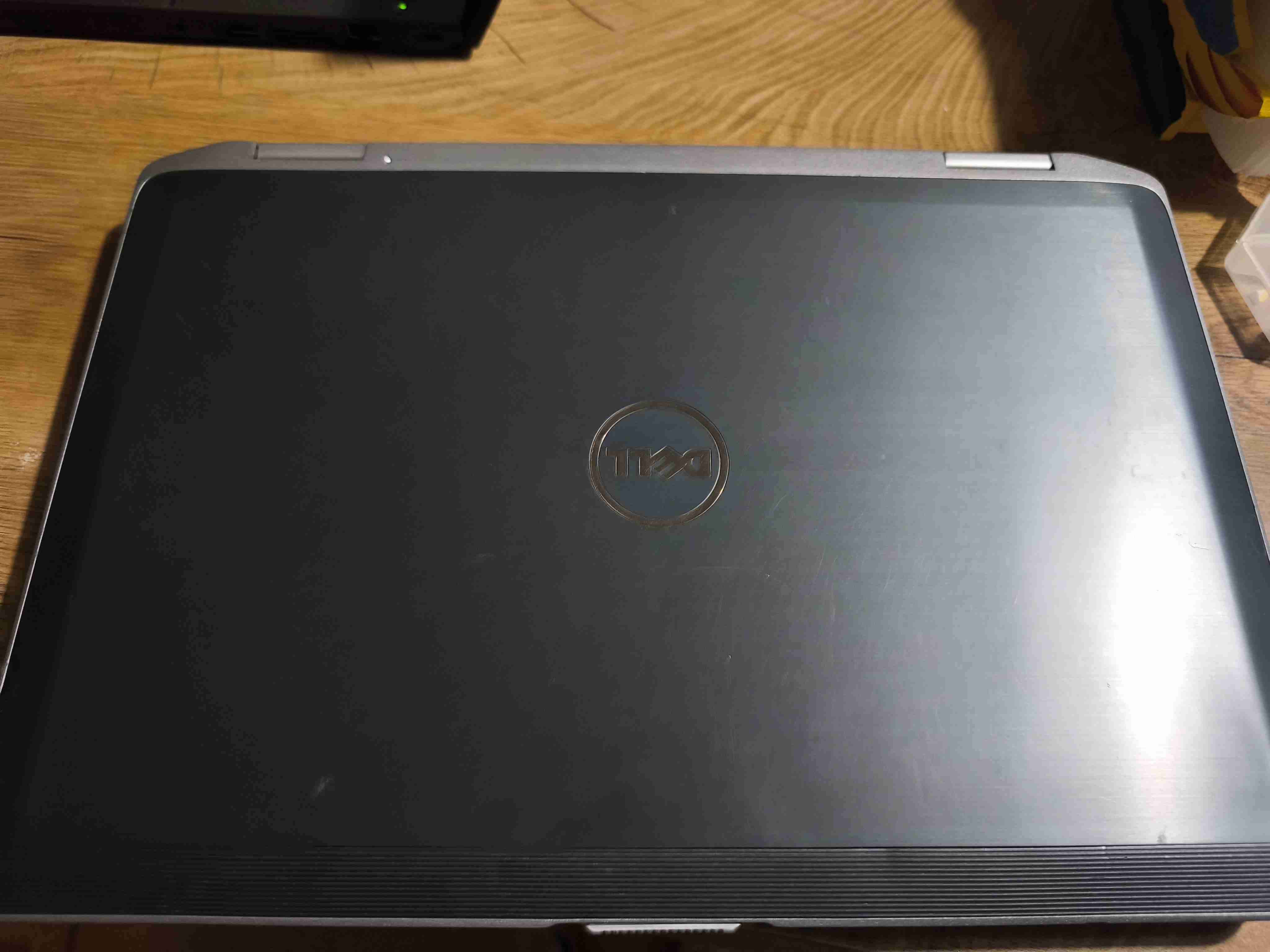 Laptop Dell Latitude usada - miniatura 2