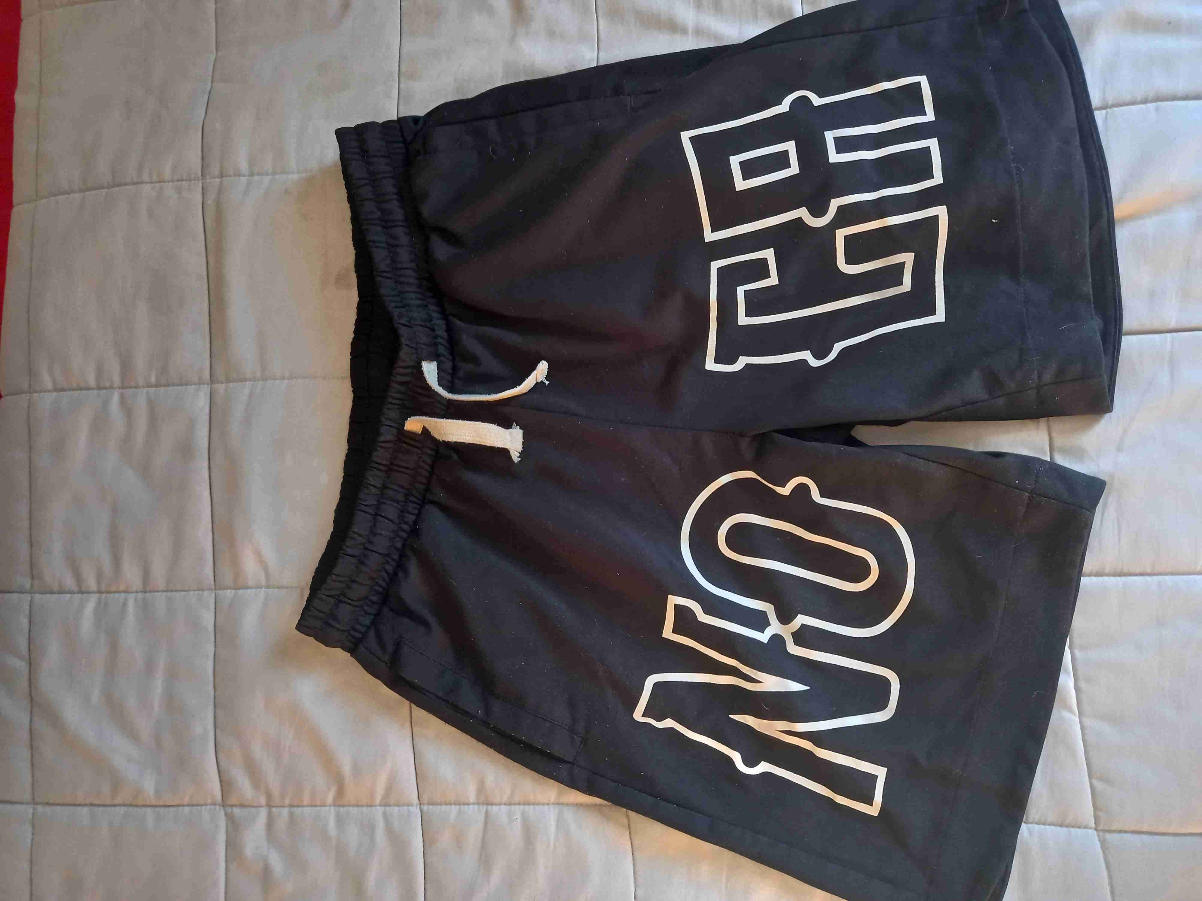 Short deportivo negro gráfico