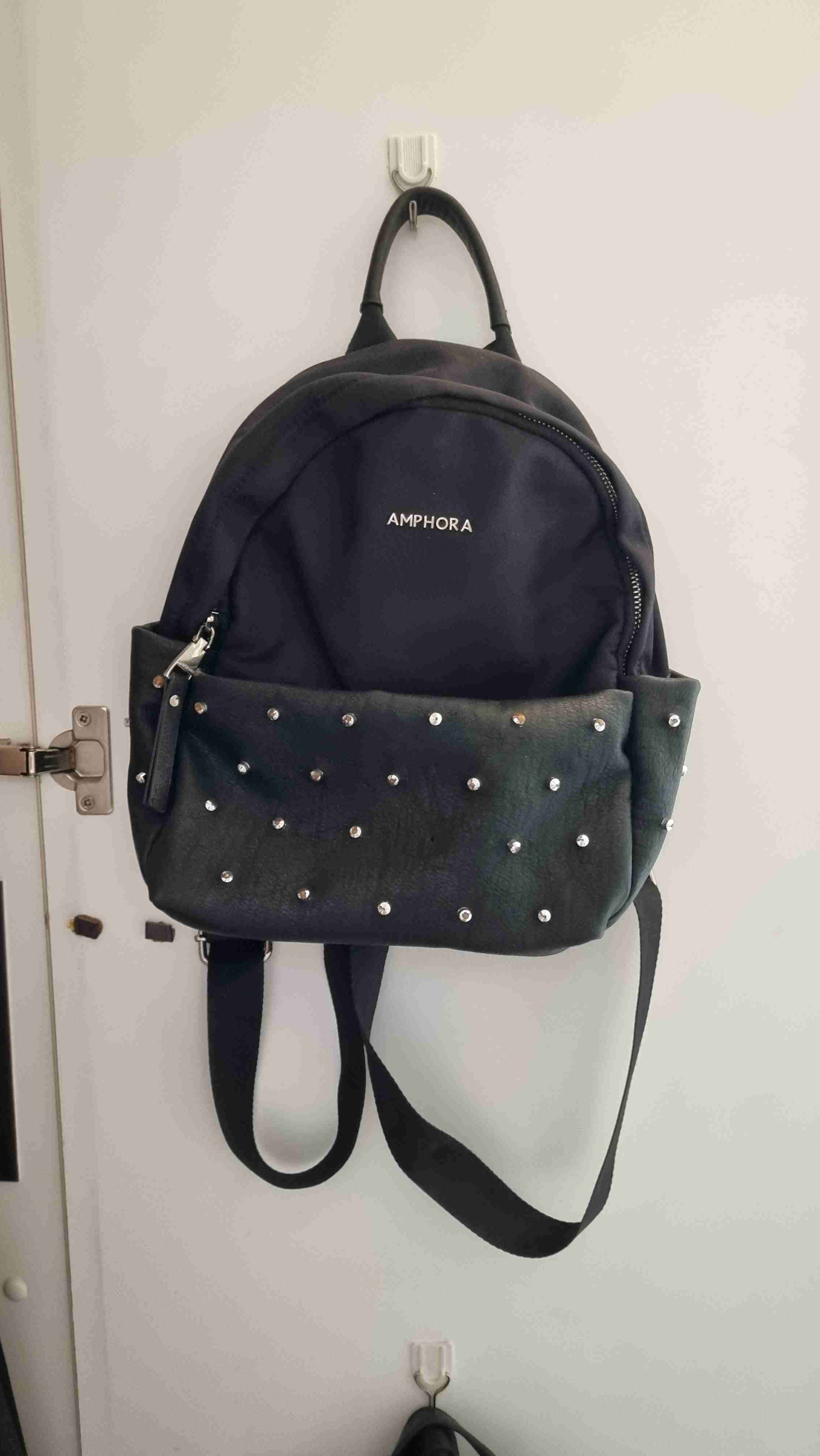 Mochila negra con tachas Amphora