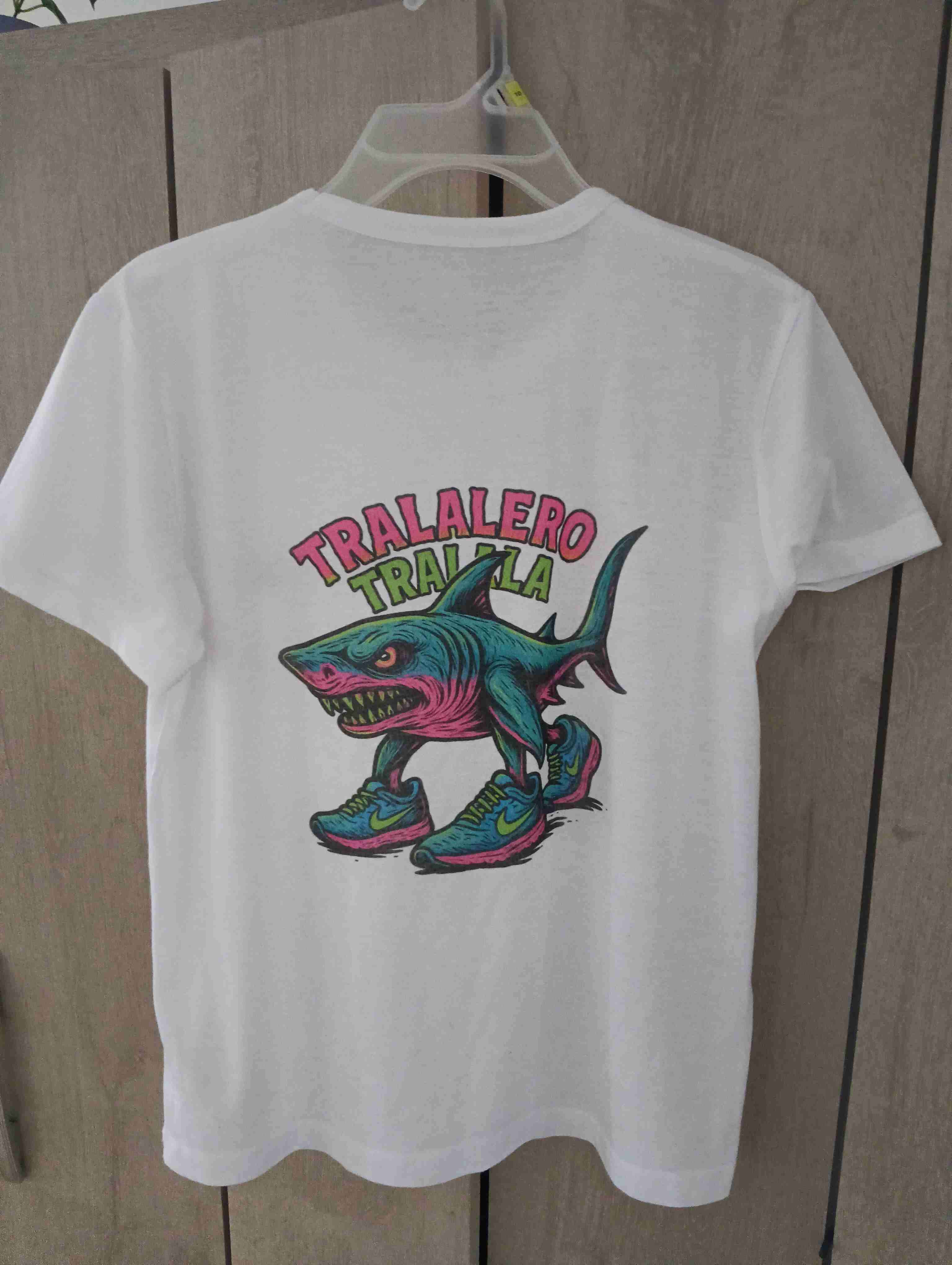 Polera blanca con gráfico tiburón - miniatura 1