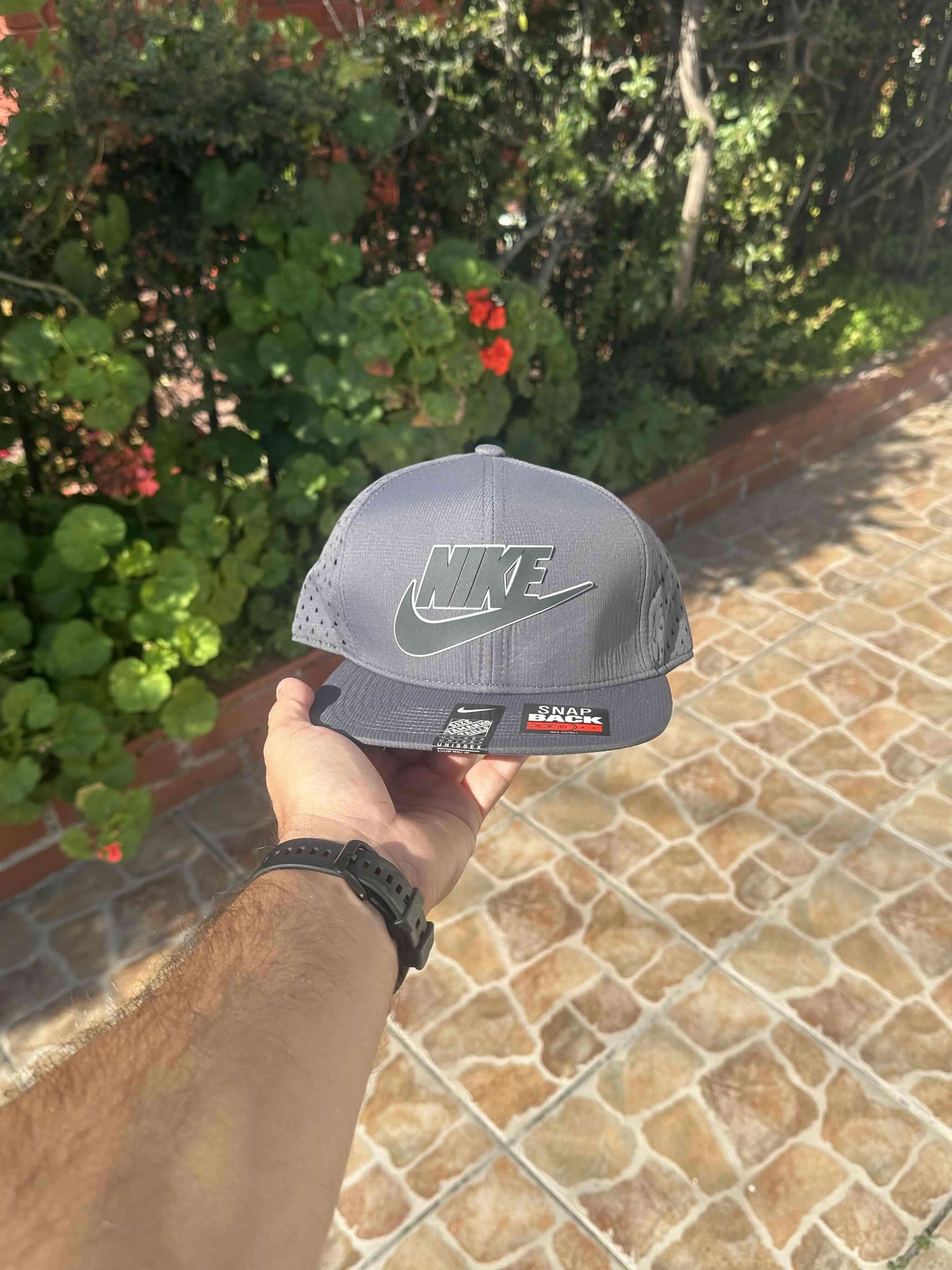 Gorra Nike con logo bordado - miniatura 2