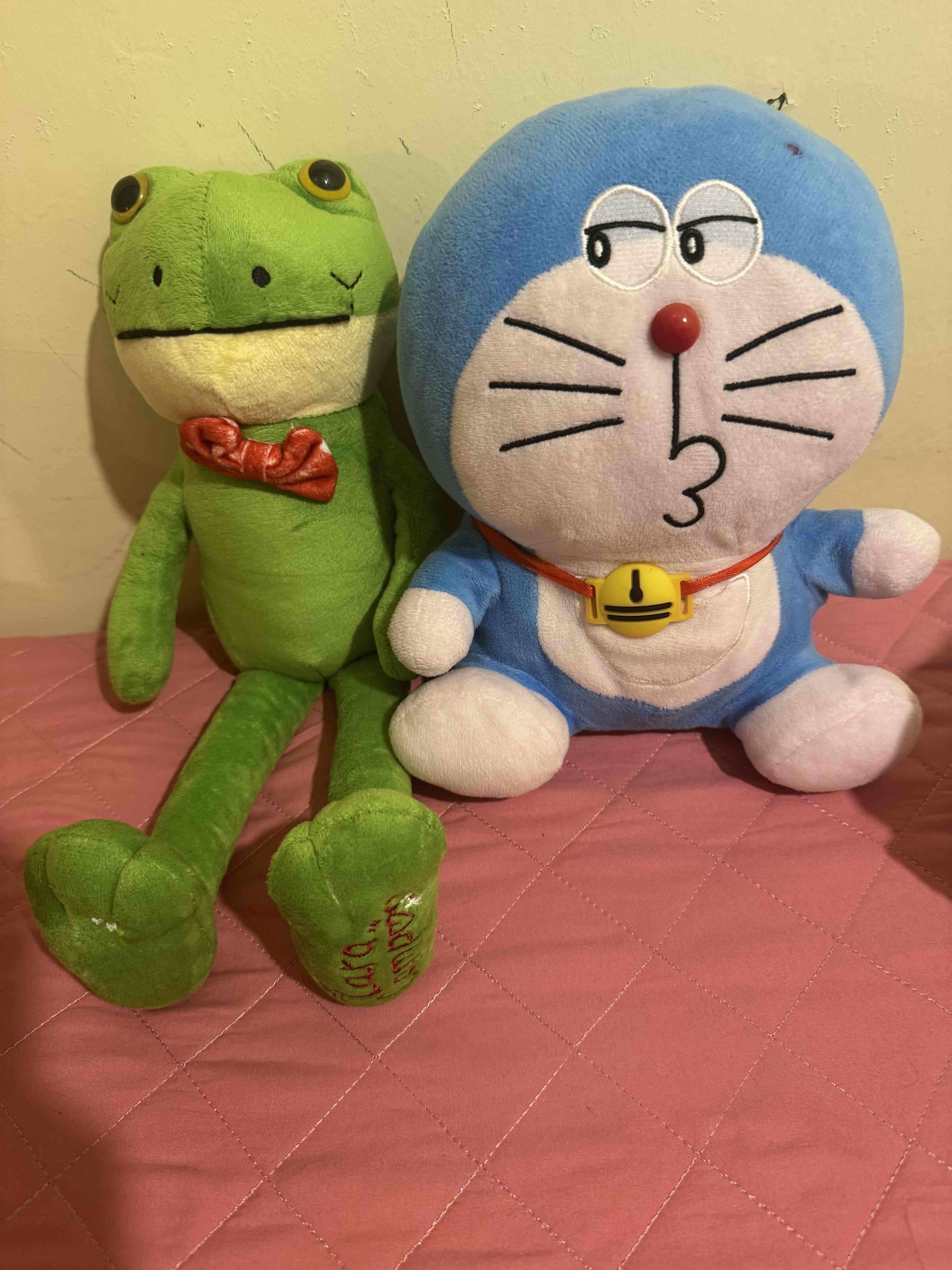 Peluche lara campos y doraemon