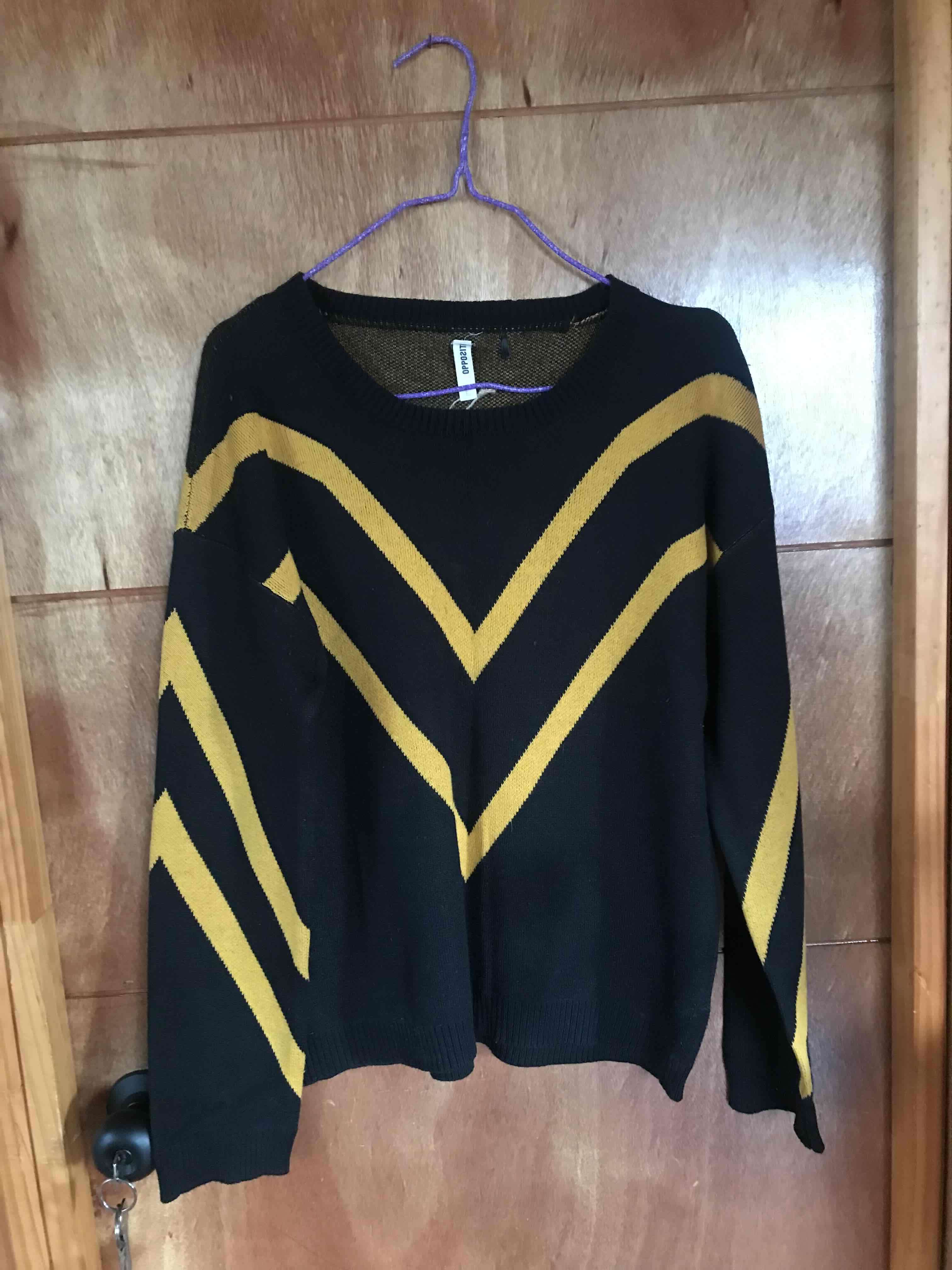 Sweater negro con detalles amarillos - miniatura 1