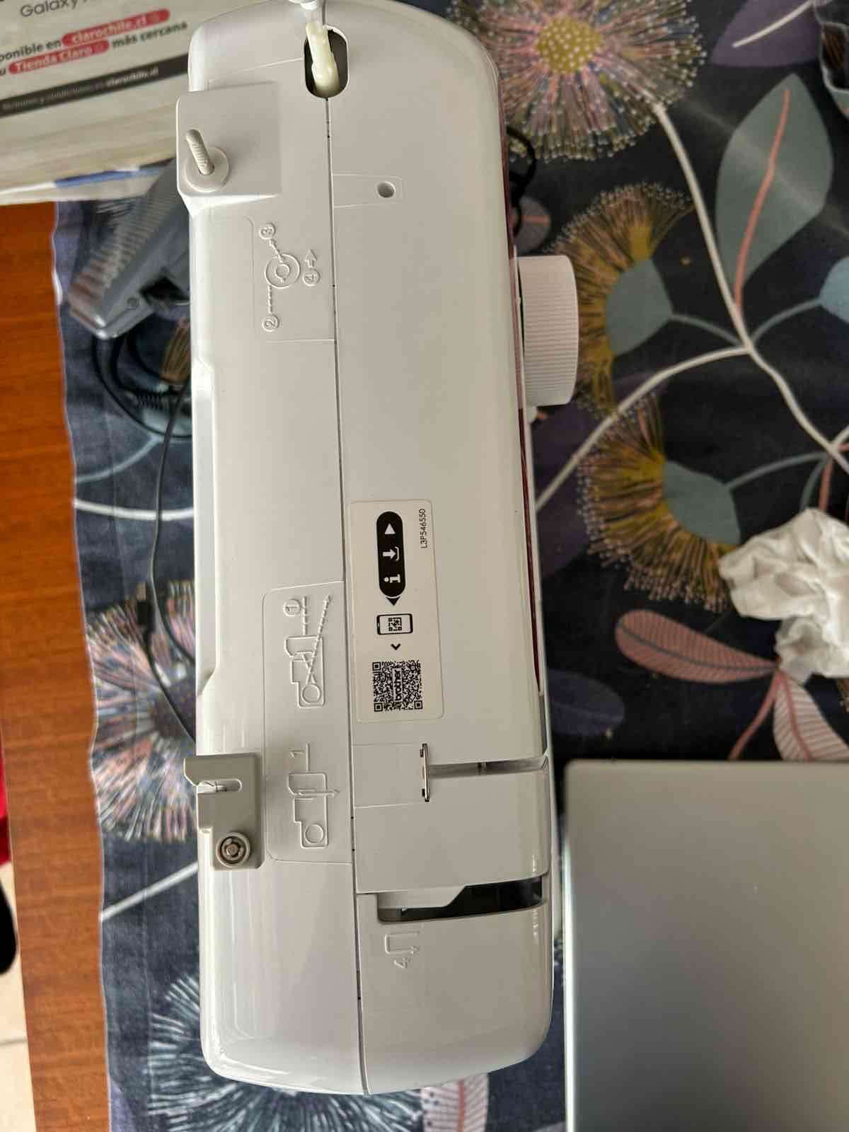 Máquina de coser blanca compacta