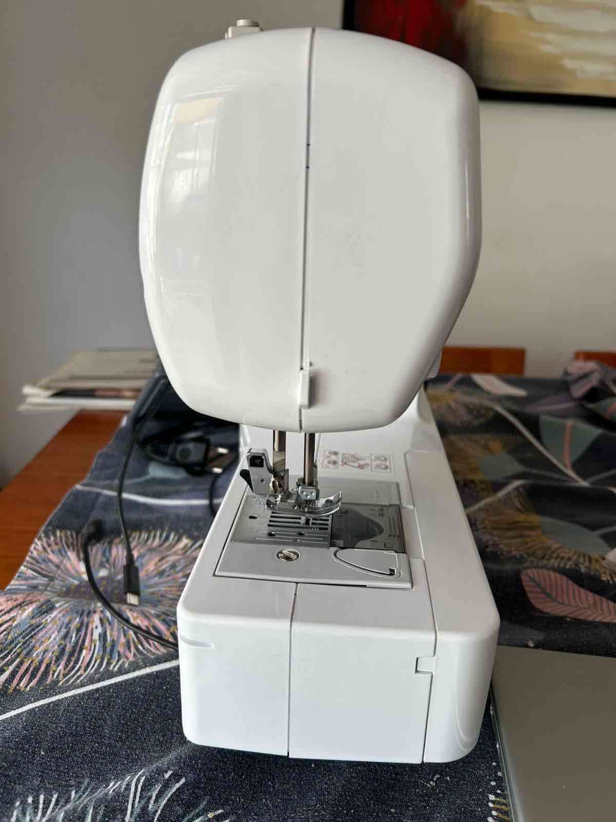 Máquina de coser blanca compacta - miniatura 2