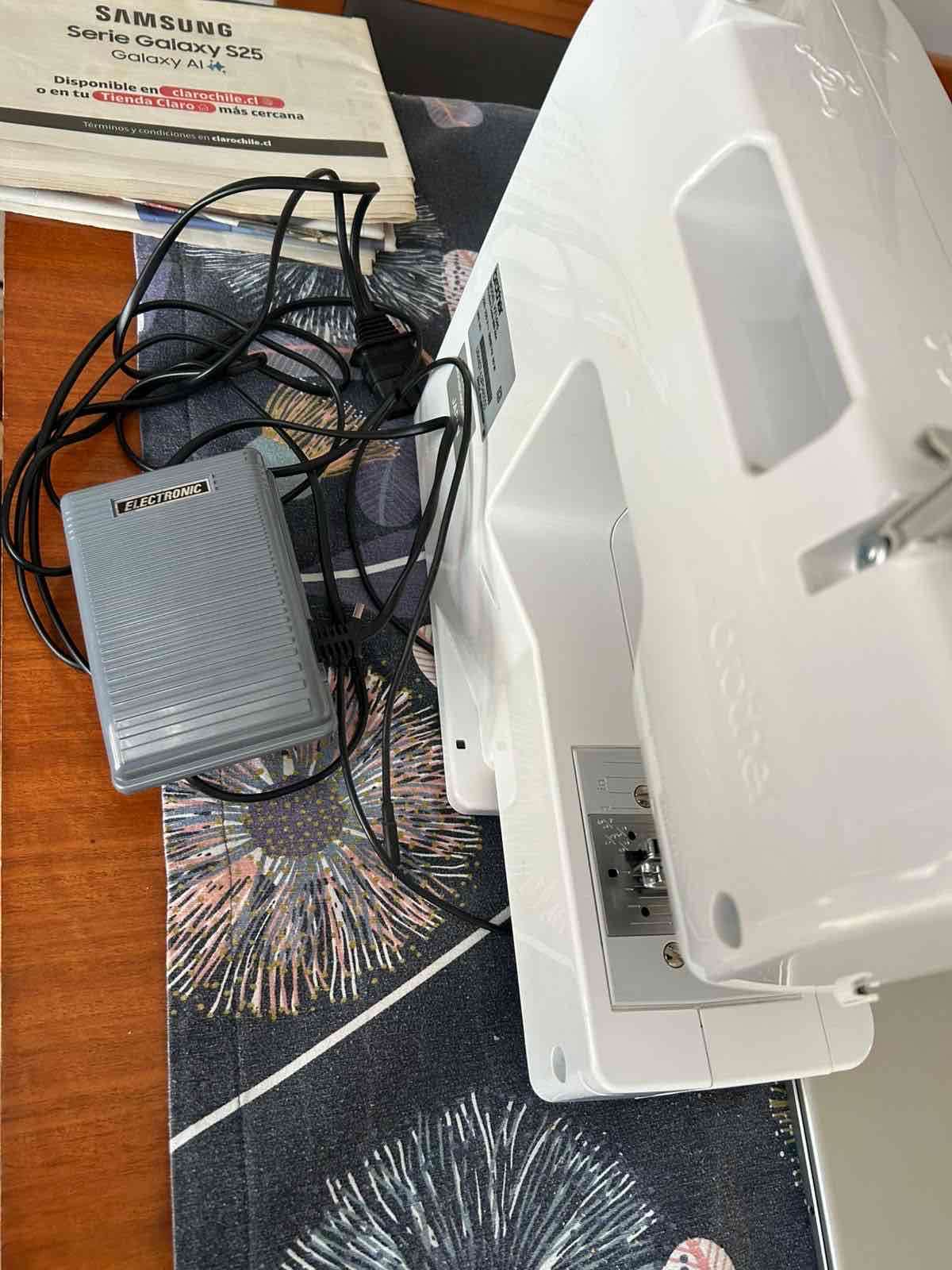 Máquina de coser blanca compacta - miniatura 3