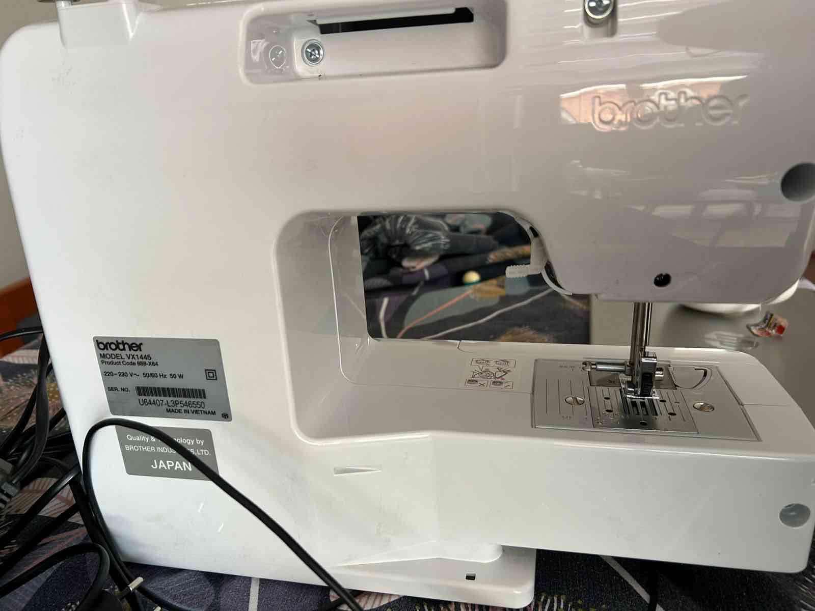 Máquina de coser blanca compacta - miniatura 4