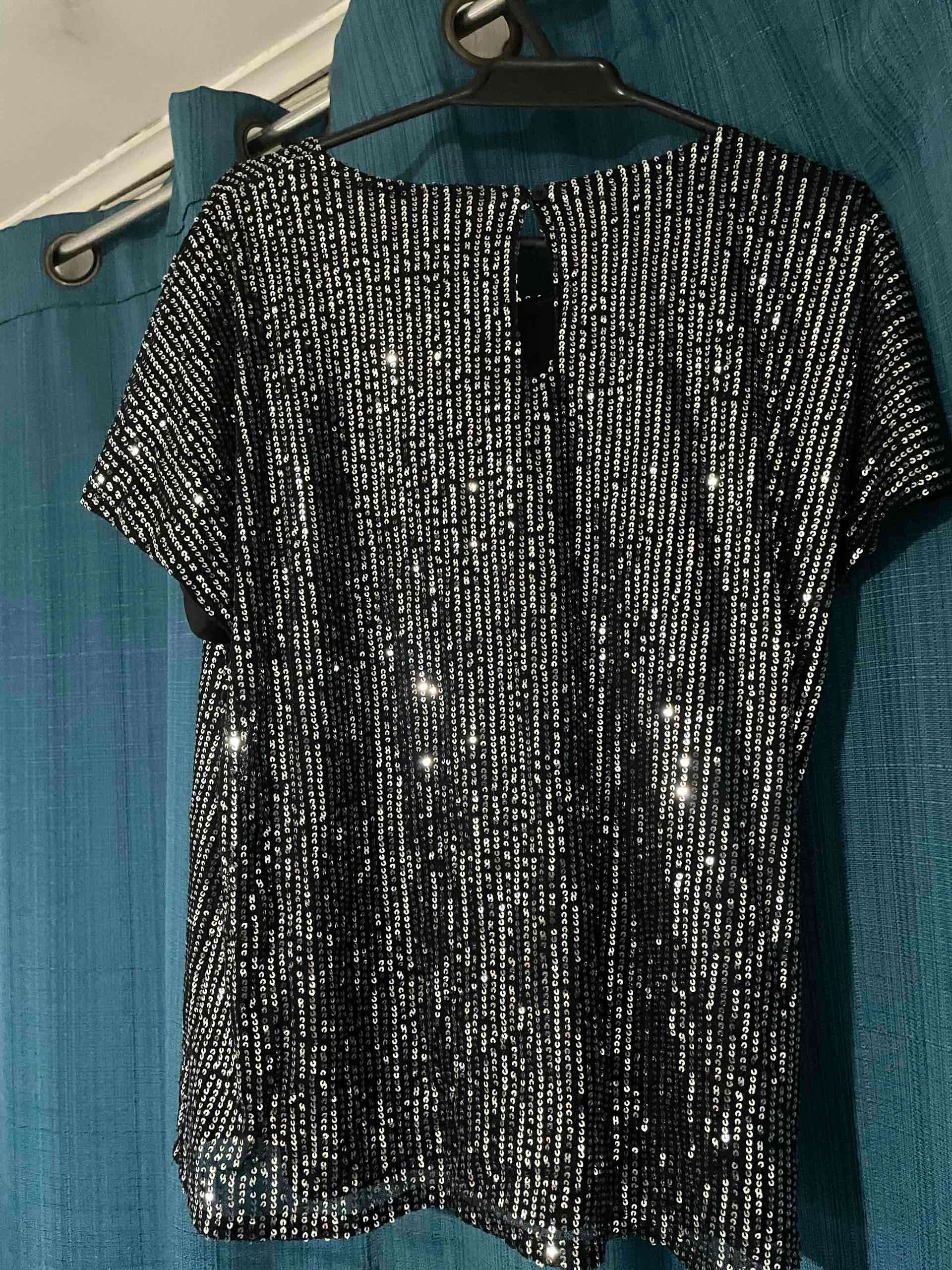 Blusa negra con lentejuelas - miniatura 2