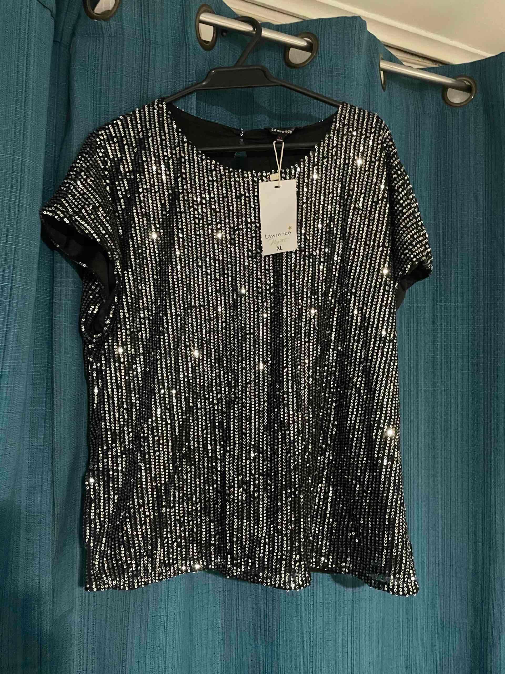 Blusa negra con lentejuelas - miniatura 3