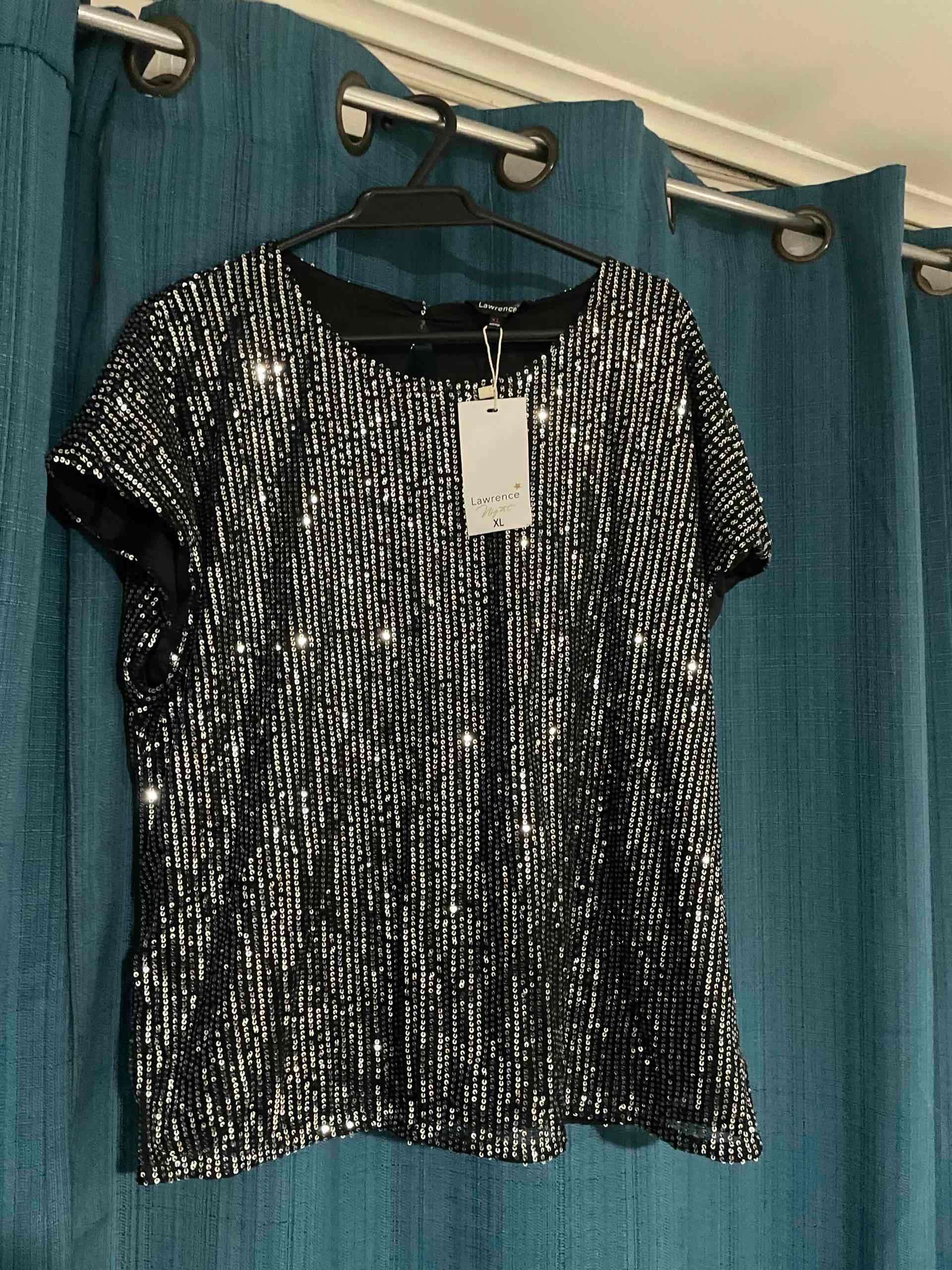 Blusa negra con lentejuelas - miniatura 4