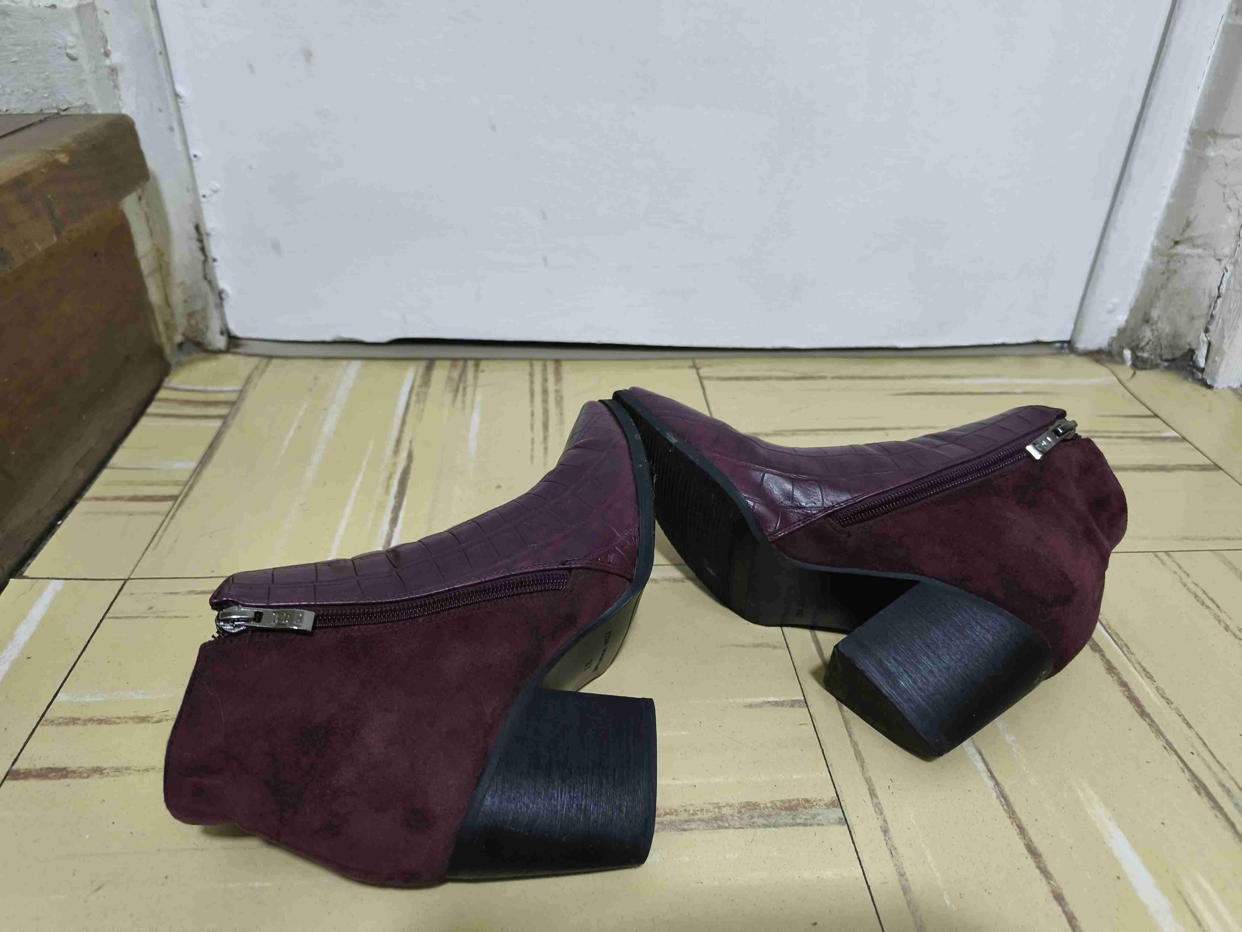 Botines burdeos con textura croco - miniatura 2