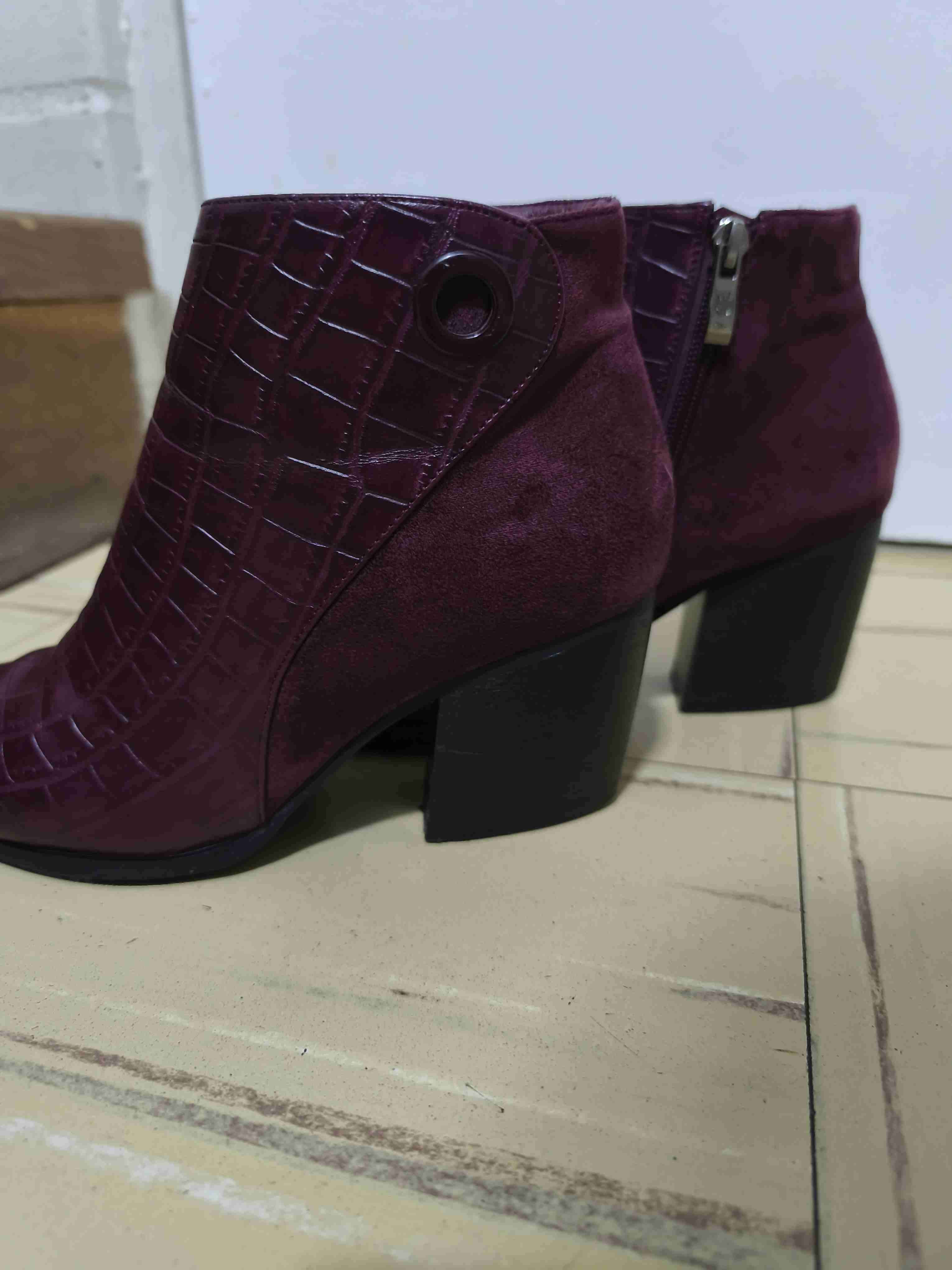 Botines burdeos con textura croco - miniatura 4