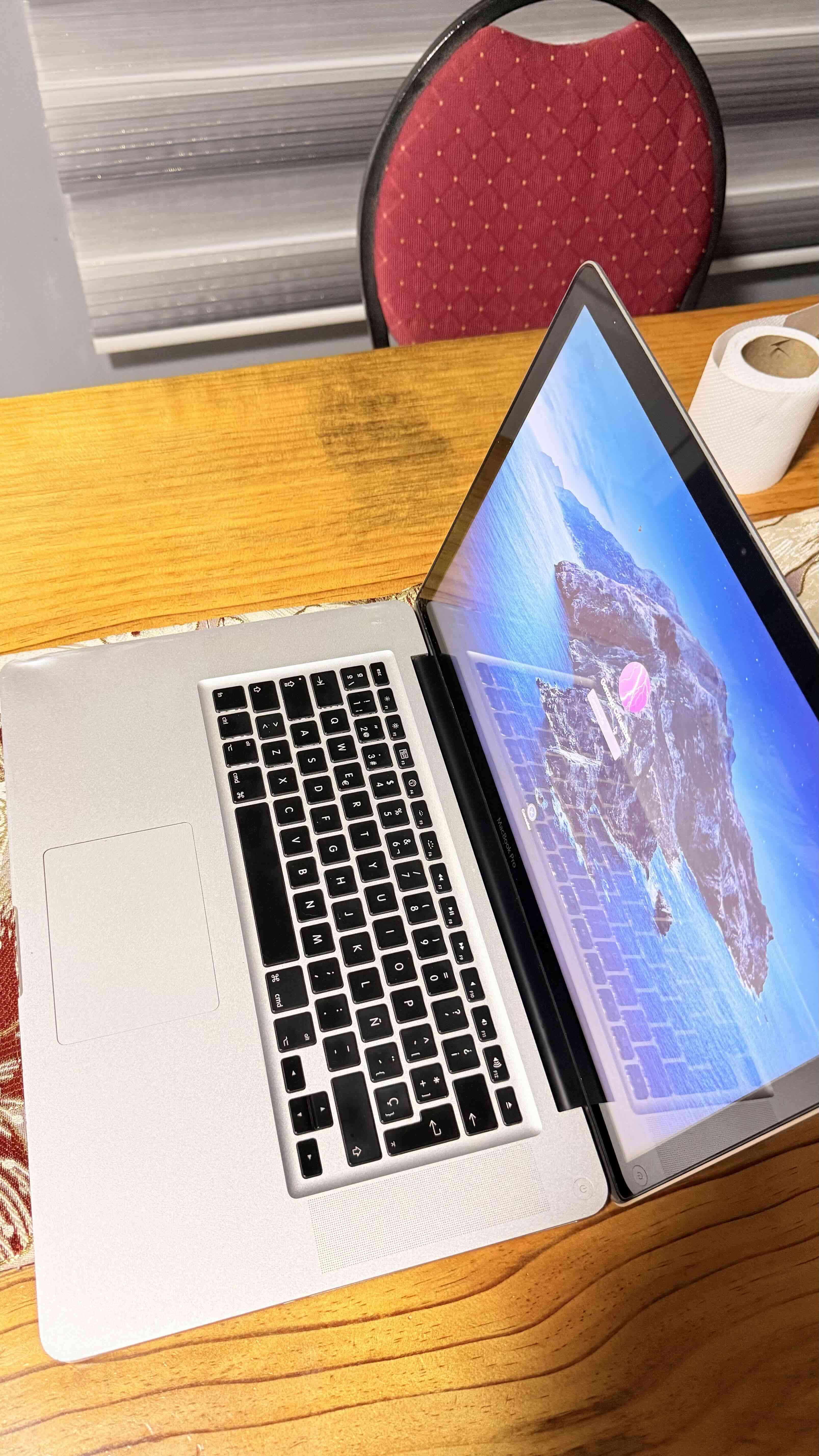 MacBook gris en buen estado - miniatura 2