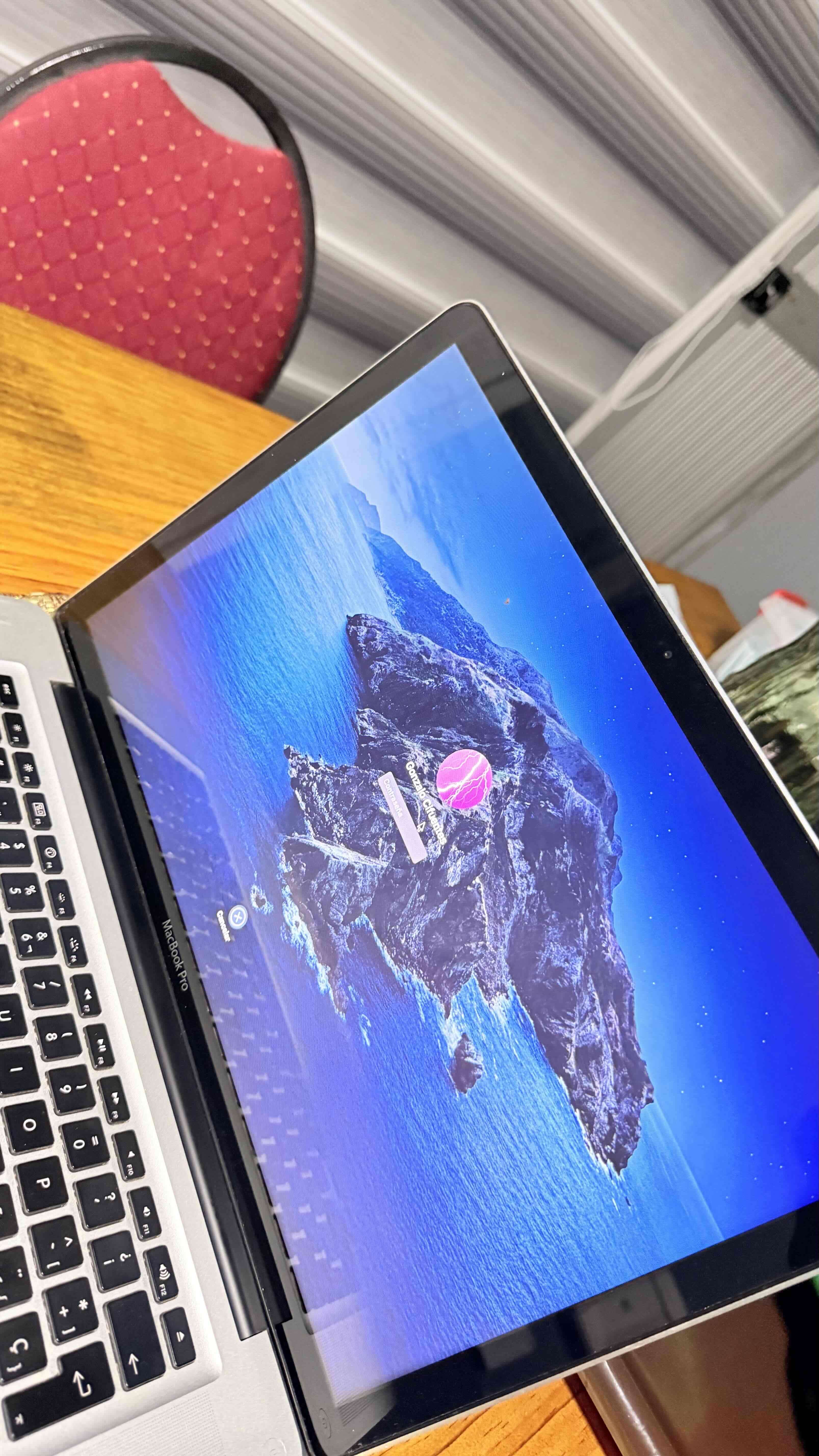 MacBook gris en buen estado - miniatura 3