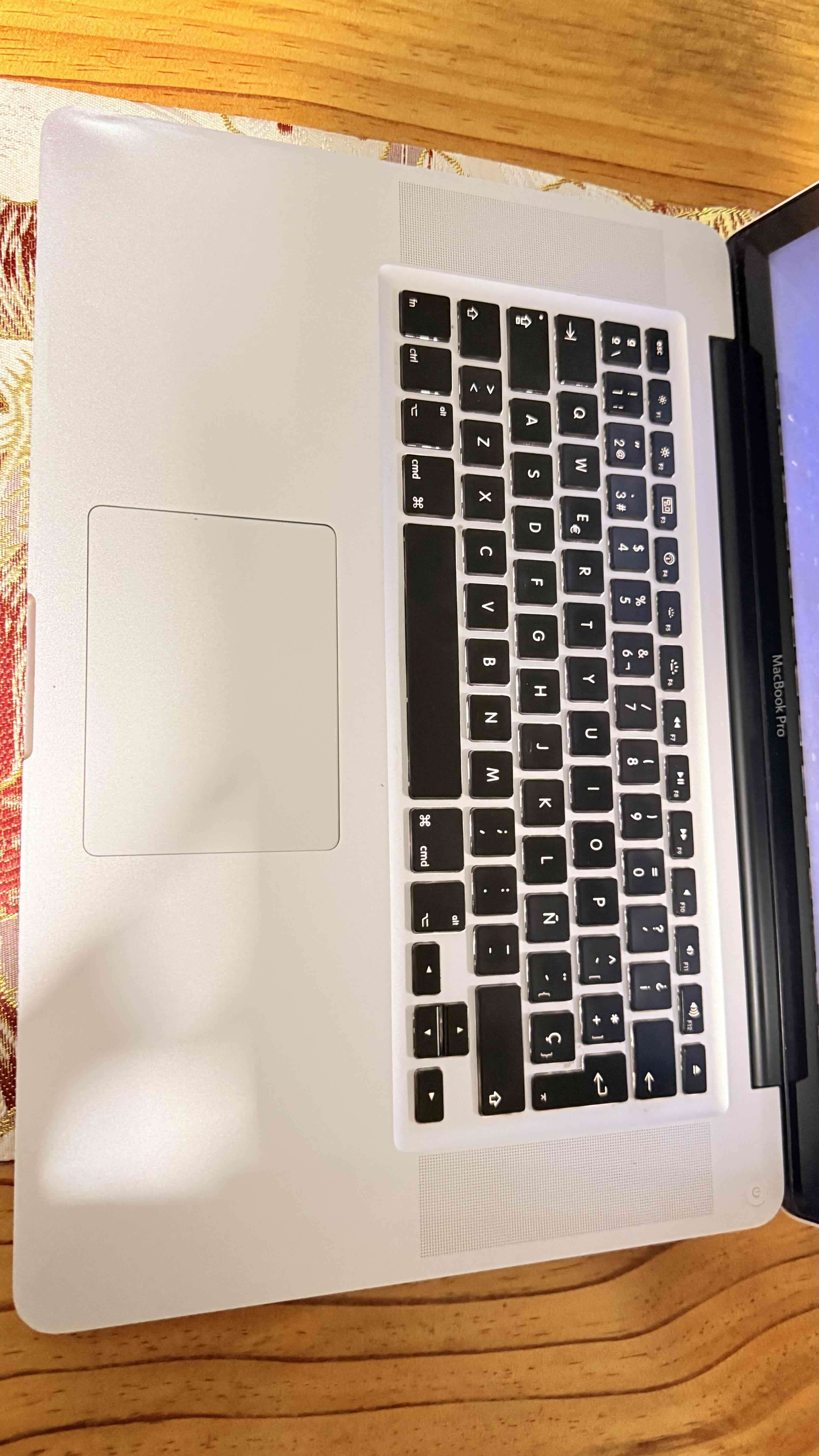 MacBook gris en buen estado - miniatura 4