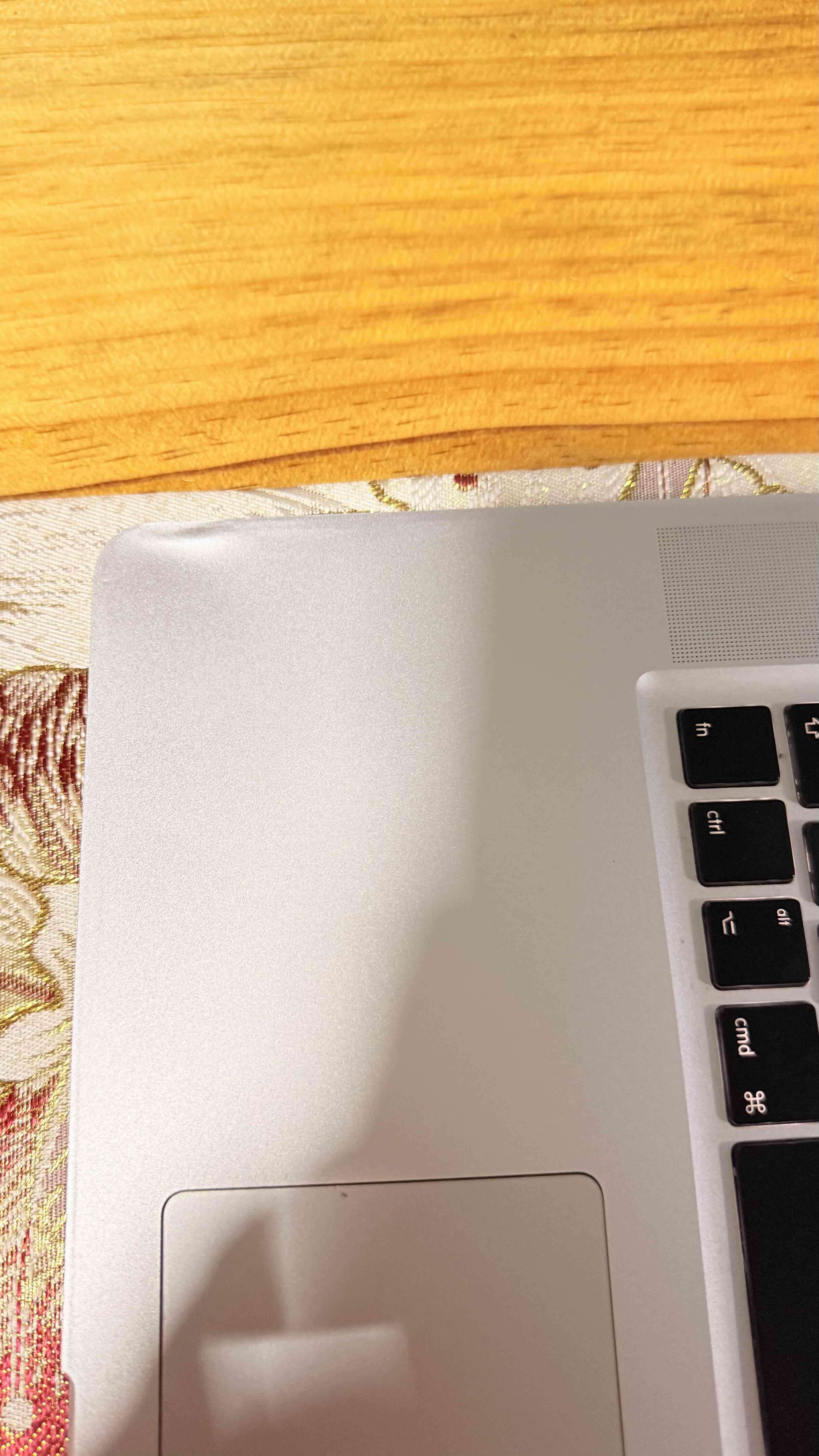 MacBook gris en buen estado - miniatura 5