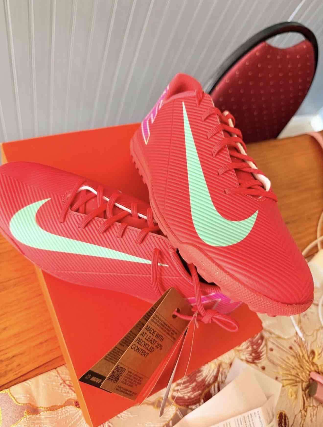 Zapatillas deportivas rojas - miniatura 2