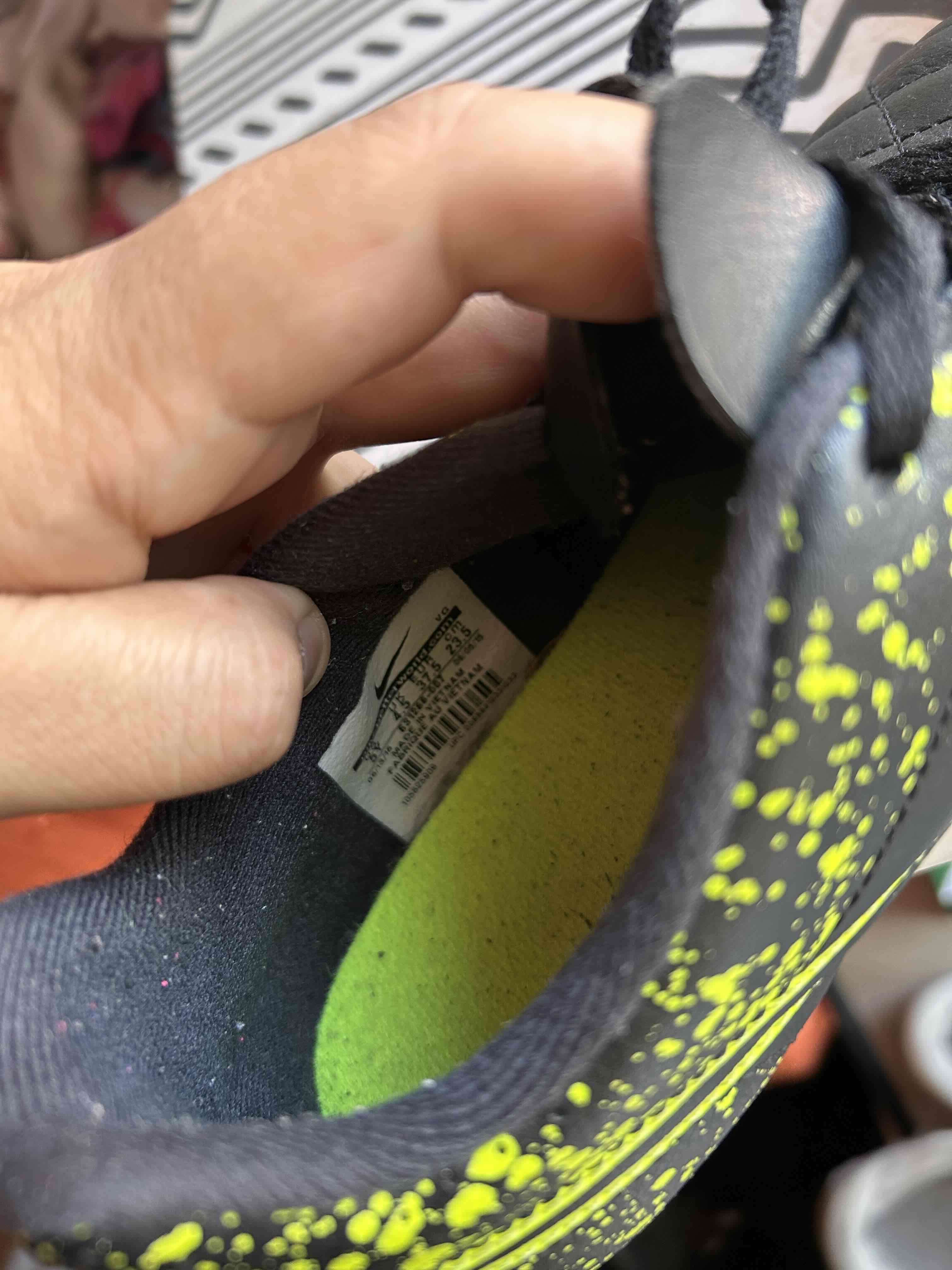 Zapatos de fútbol negros con diseño - miniatura 2