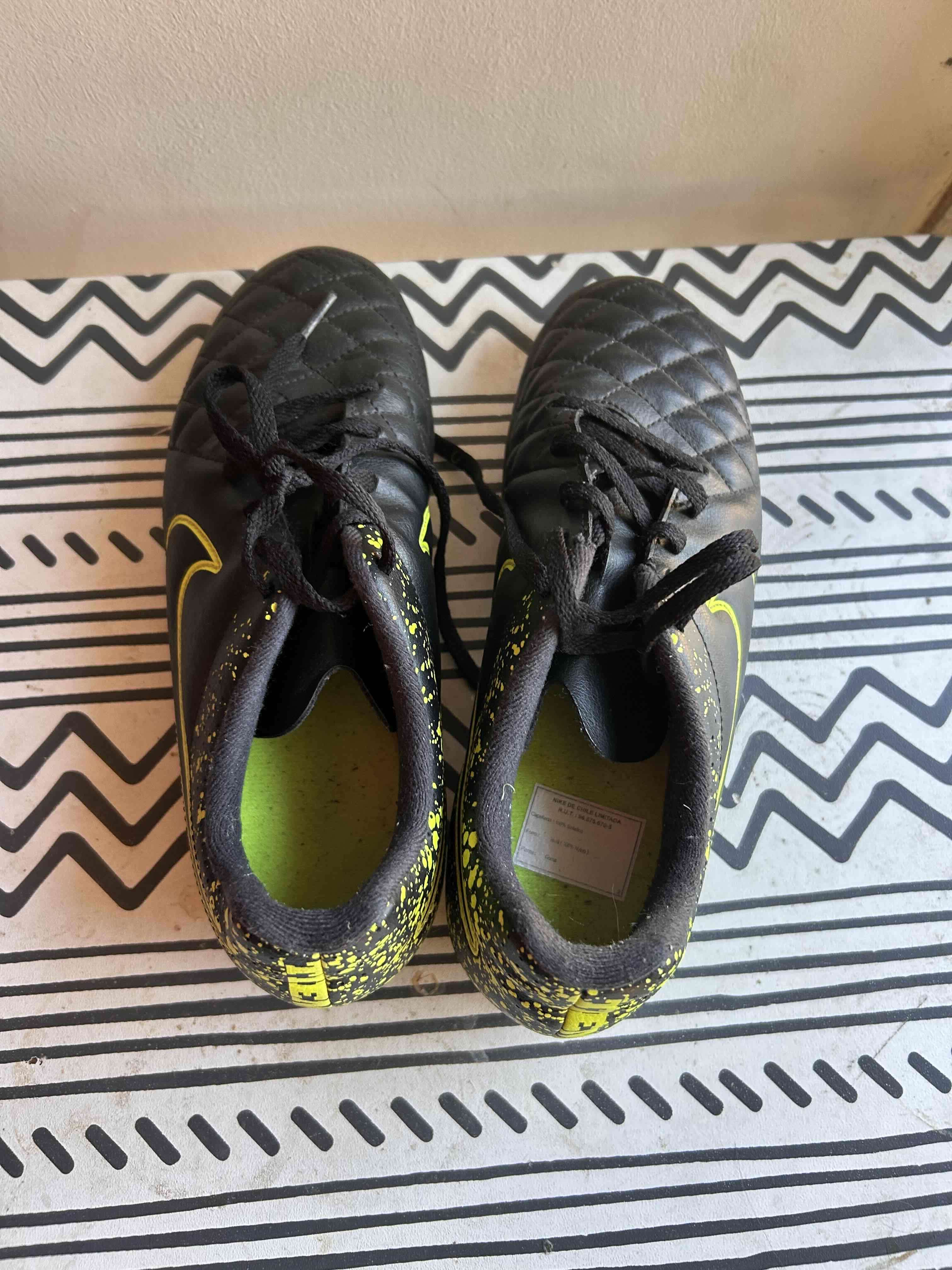 Zapatos de fútbol negros con diseño - miniatura 3