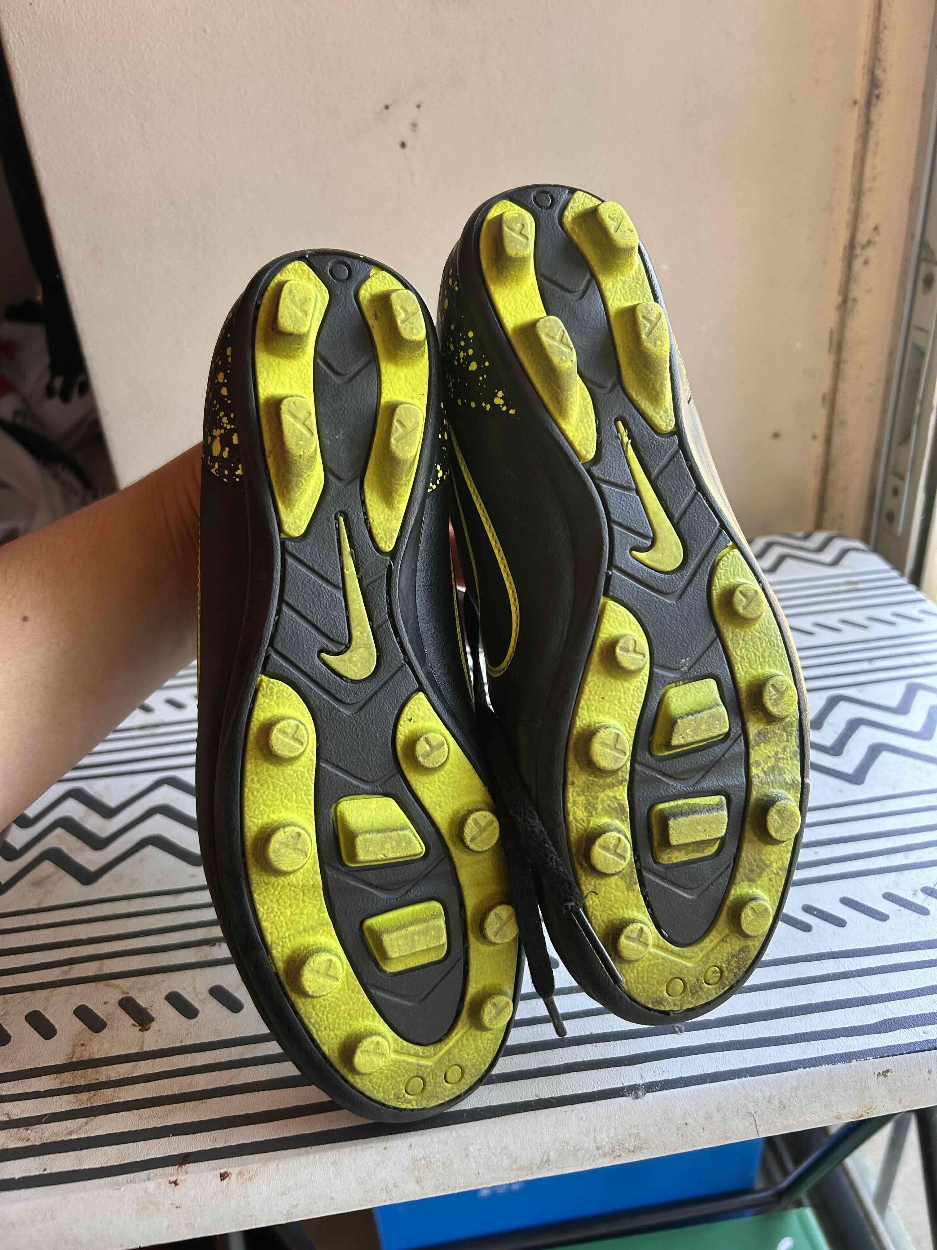 Zapatos de fútbol negros con diseño - miniatura 4