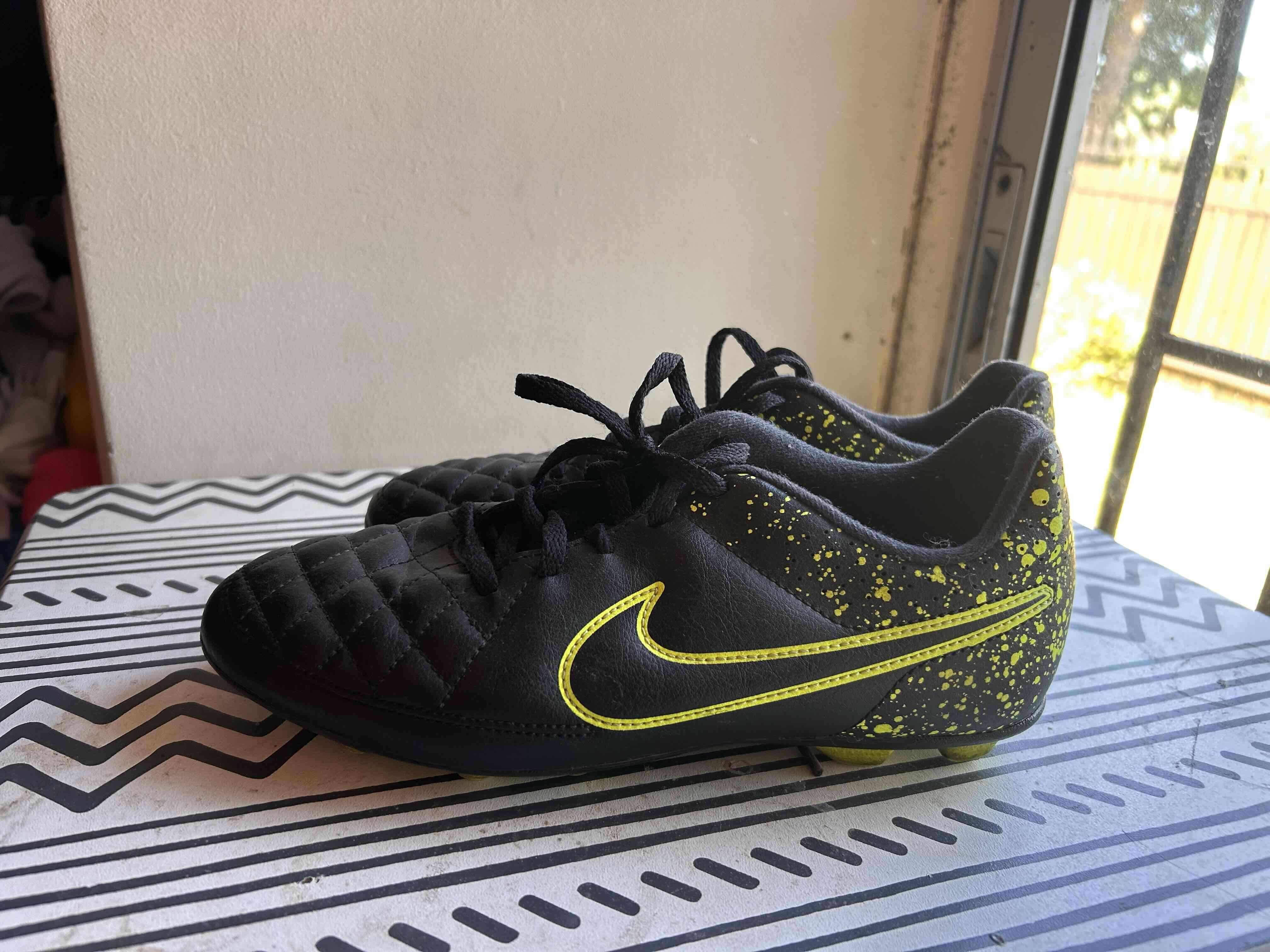 Zapatos de fútbol negros con diseño - miniatura 5