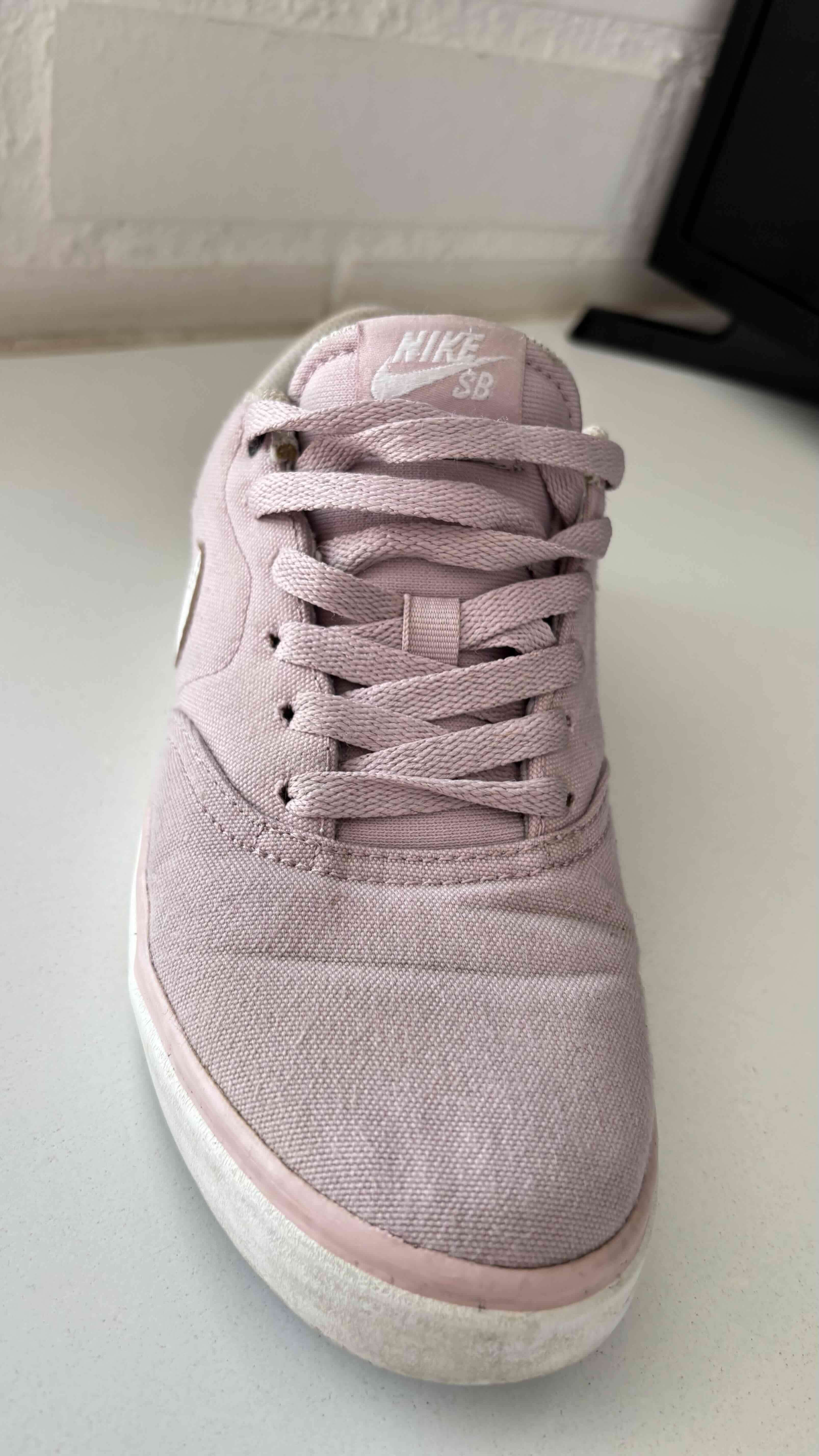 Zapatilla nike rosada con logo blanco - miniatura 2