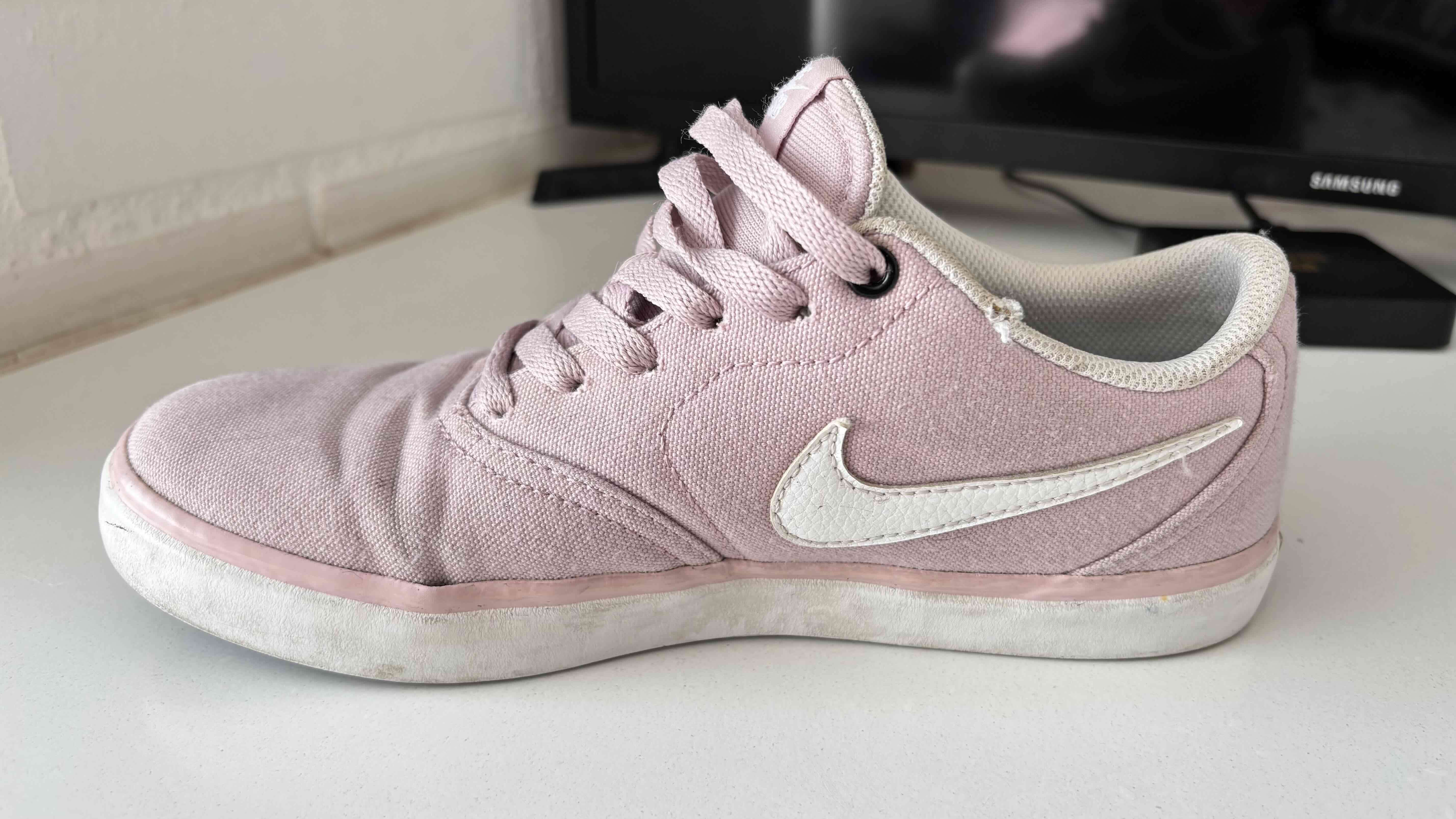 Zapatilla nike rosada con logo blanco - miniatura 3