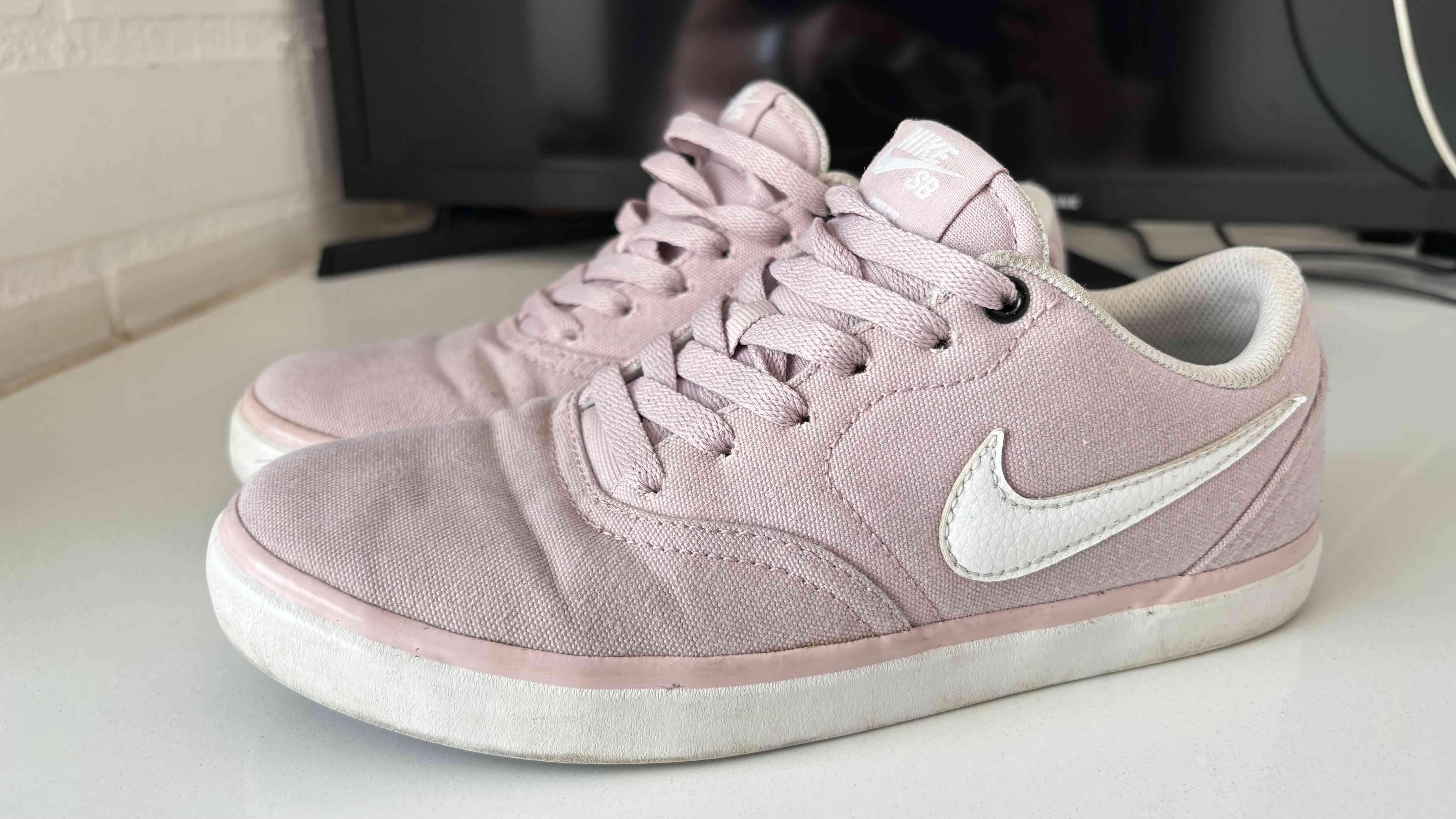 Zapatilla nike rosada con logo blanco - miniatura 4