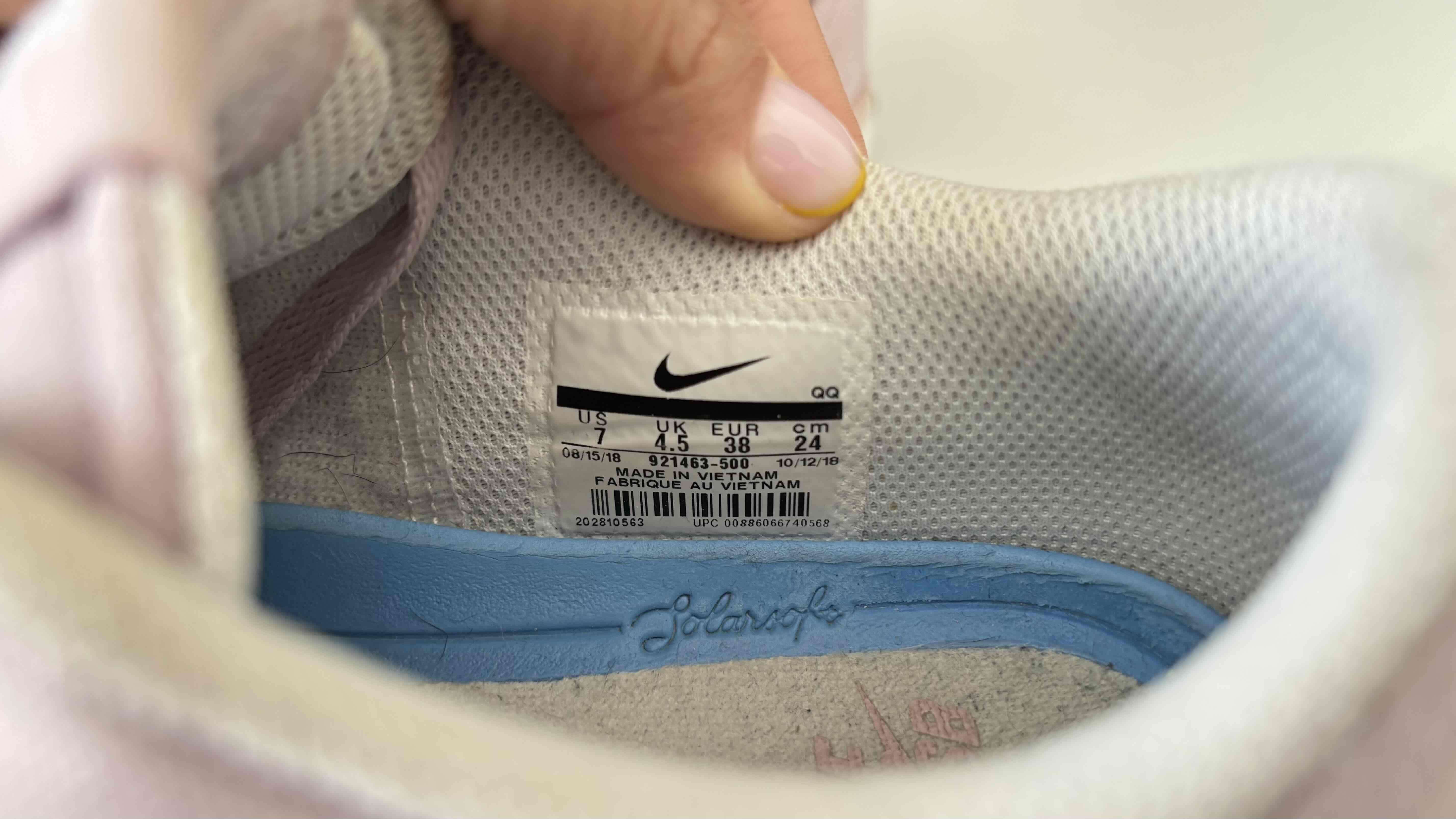 Zapatilla nike rosada con logo blanco - miniatura 5