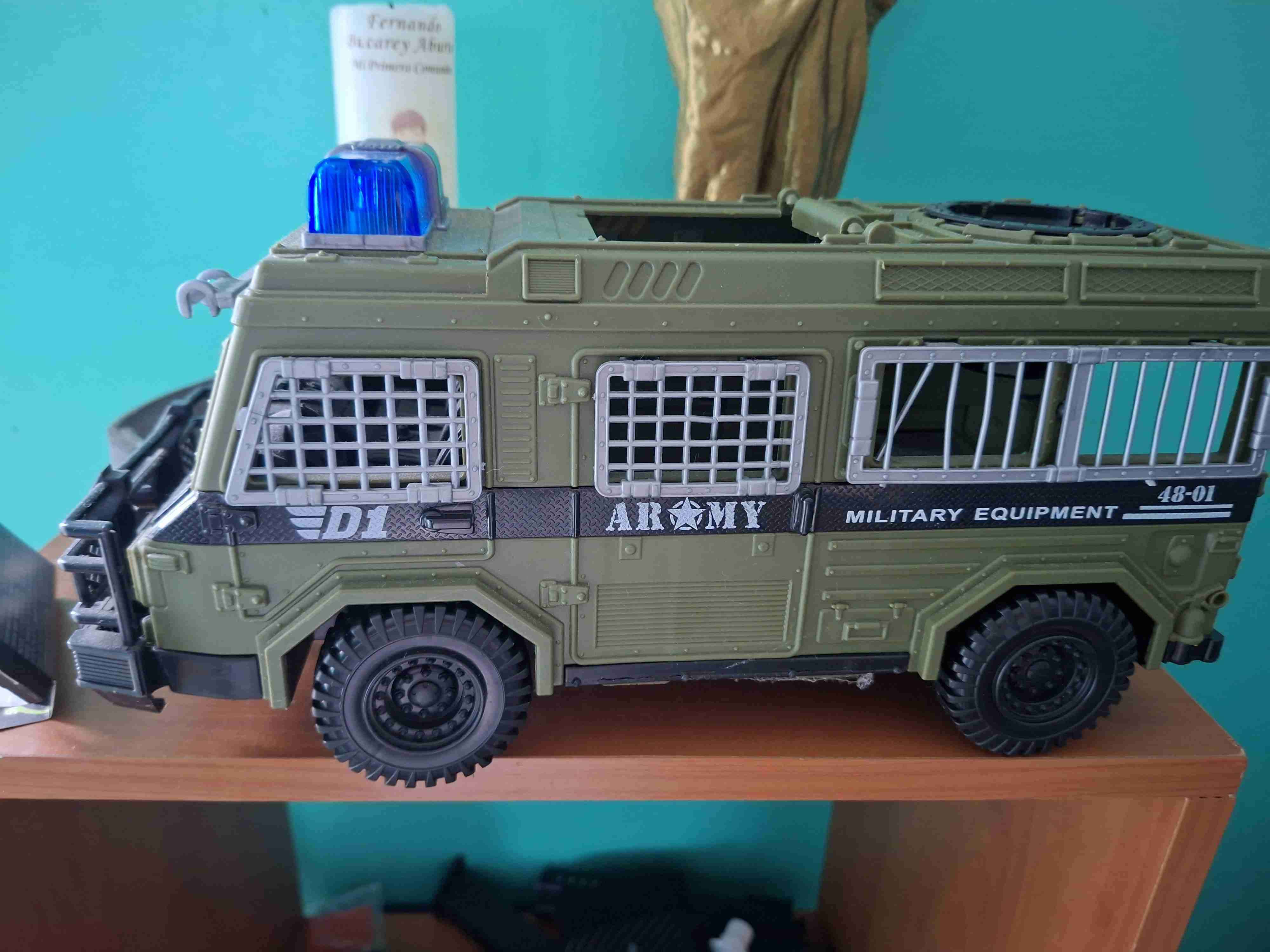 Camión de juguete militar verde - miniatura 1