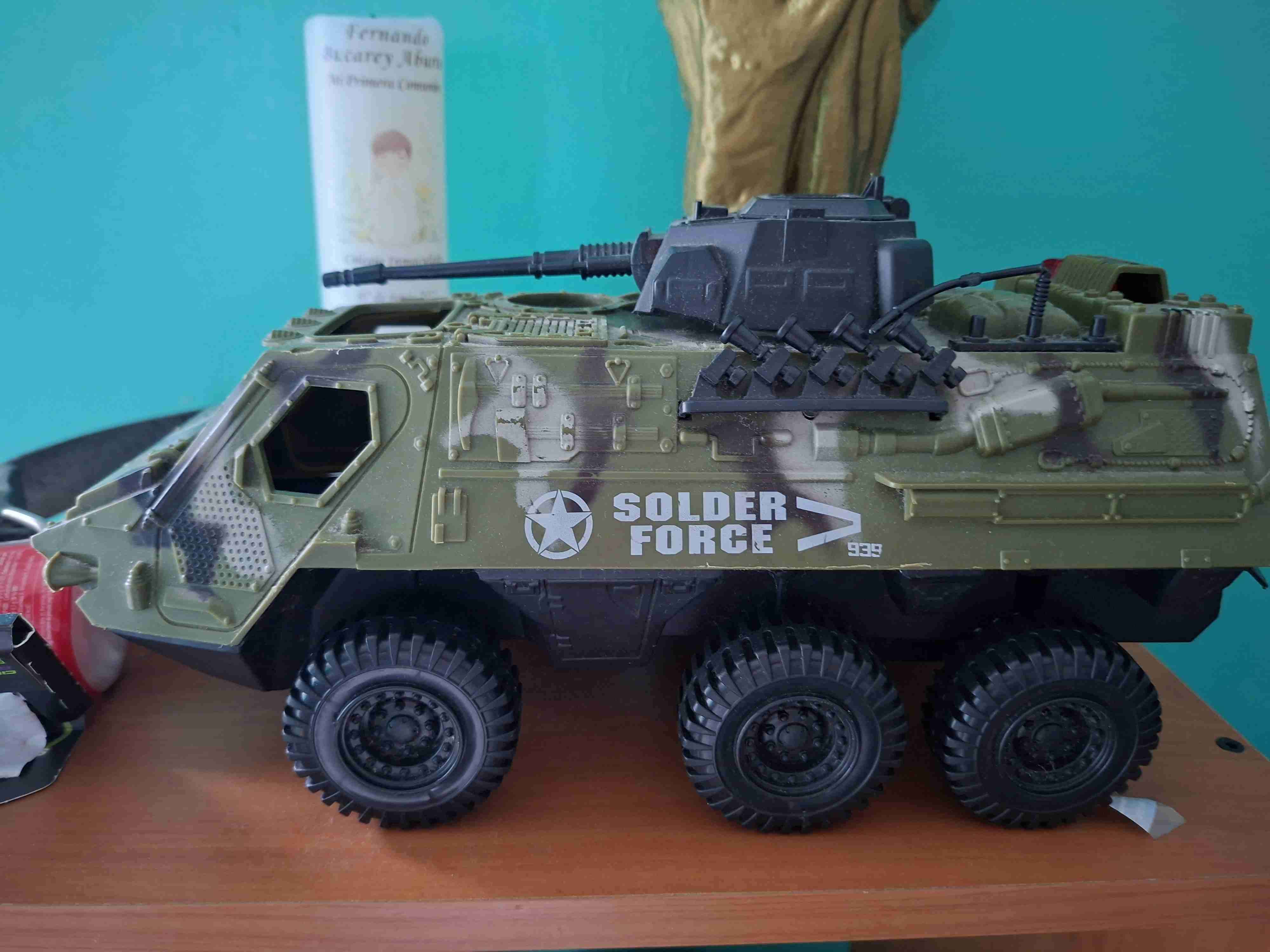 Camión de juguete militar verde - miniatura 2