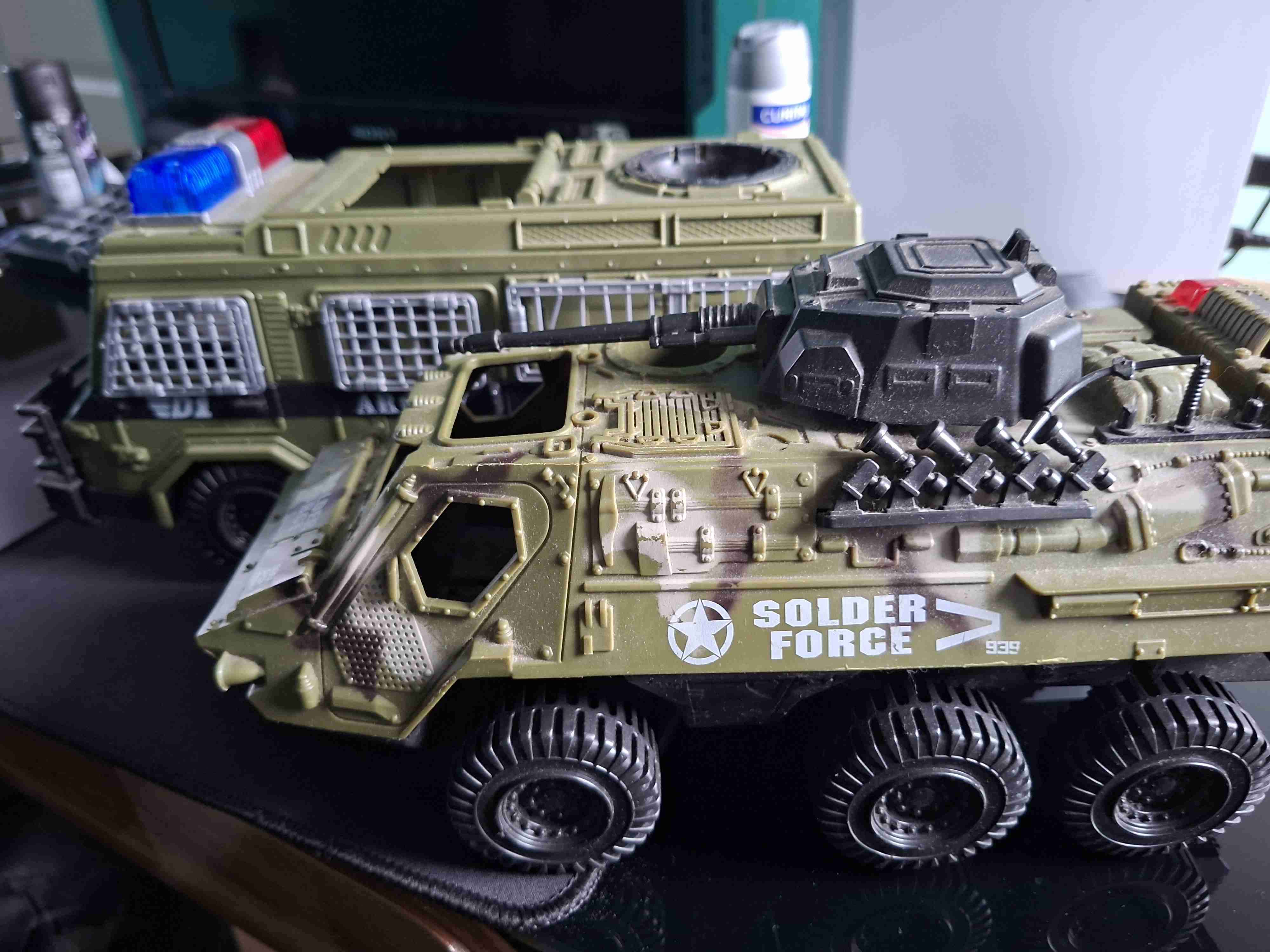 Camión de juguete militar verde - miniatura 3